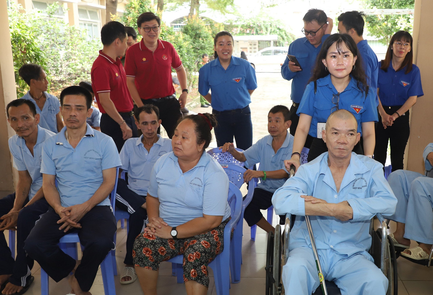 Ngày cuối tuần, nhiều bạn đoàn viên thanh niên, chiến sĩ chiến dịch tình nguyện Kỳ nghỉ hồng đã đến hỗ trợ người khuyết tật làm thẻ căn cước. Ảnh: Ngô Tùng