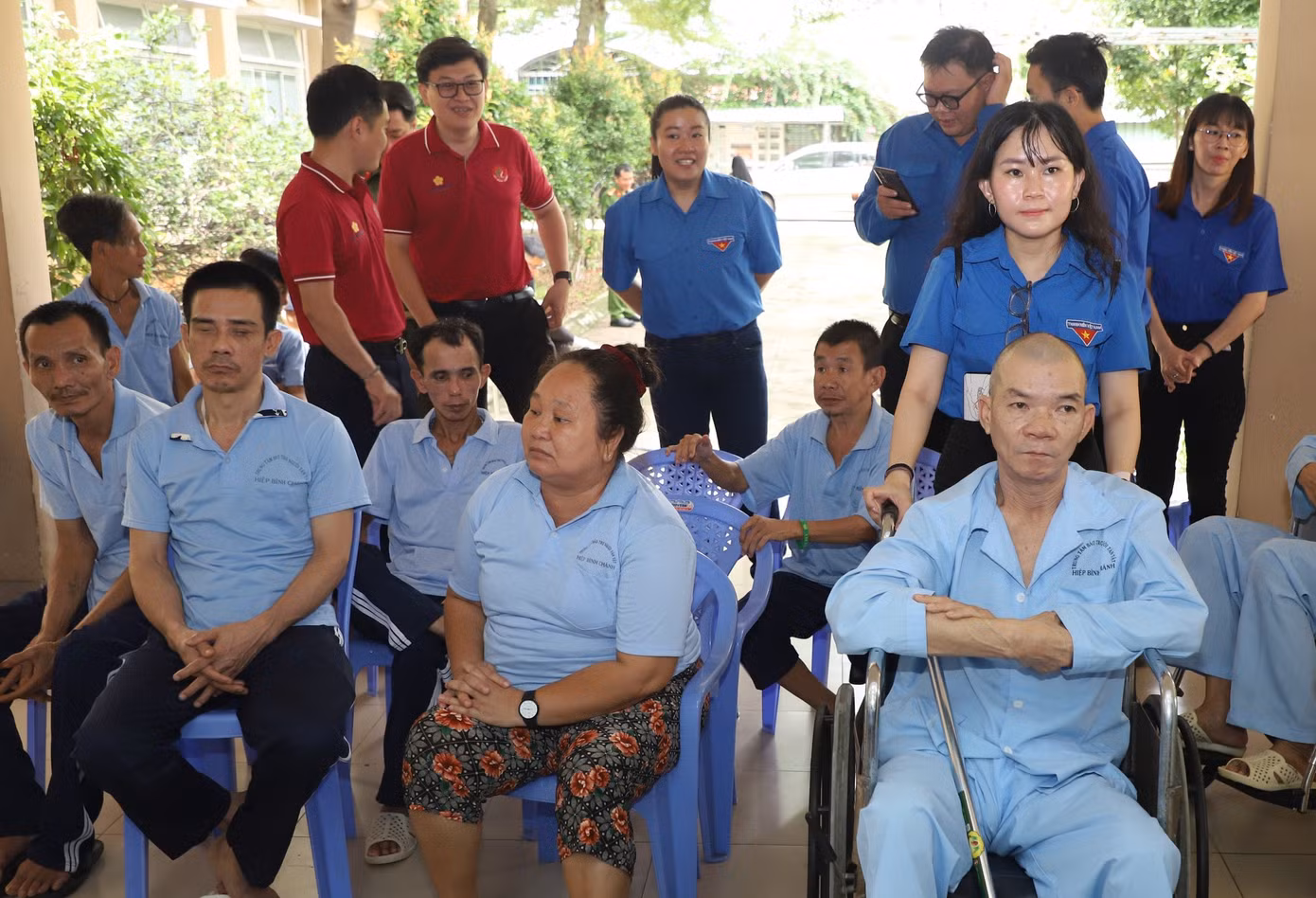 Ngày cuối tuần, nhiều bạn đoàn viên thanh niên, chiến sĩ chiến dịch tình nguyện Kỳ nghỉ hồng đã đến hỗ trợ người khuyết tật làm thẻ căn cước. Ảnh: Ngô Tùng