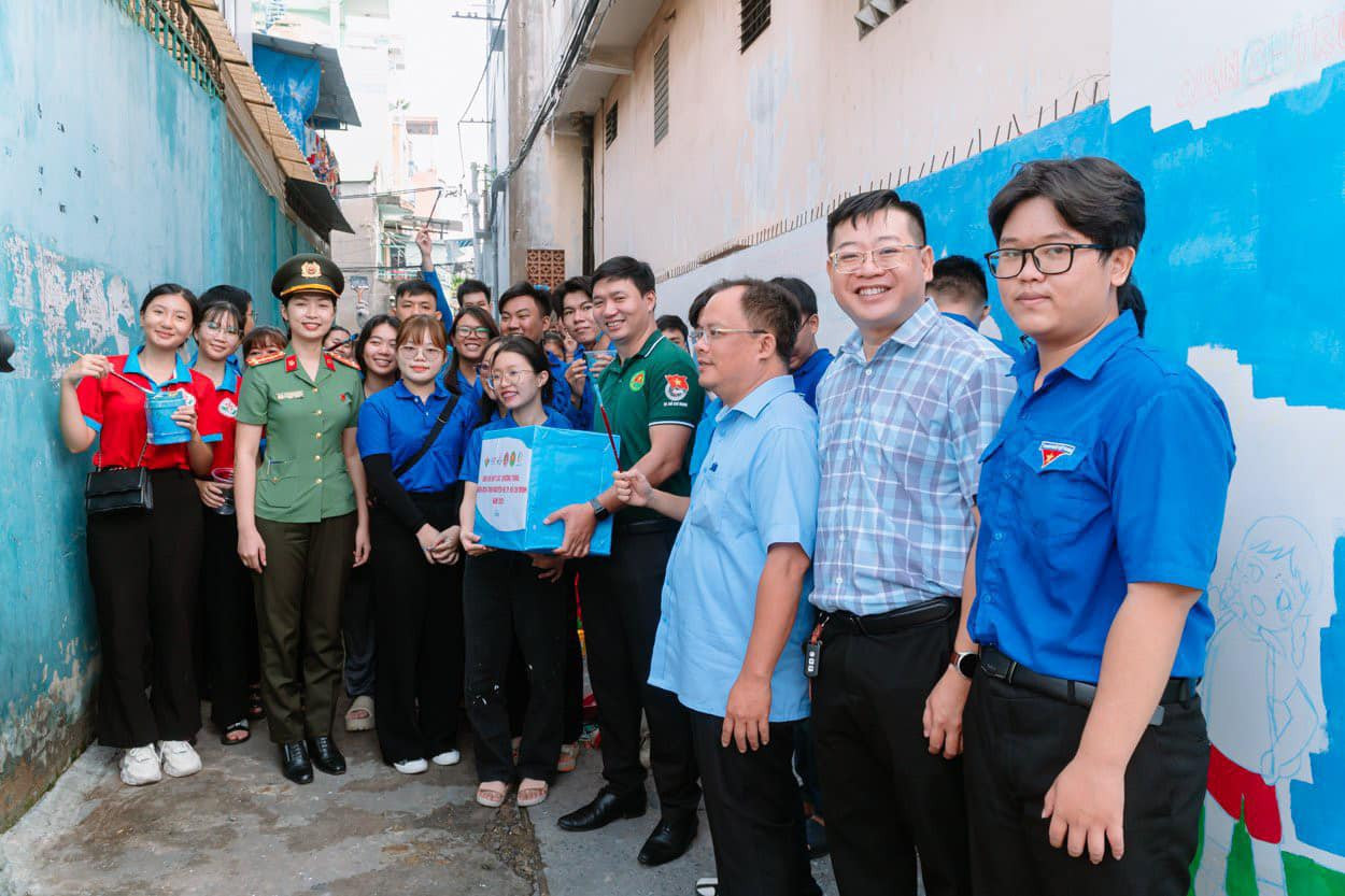 Các chiến sĩ tình nguyện ra quân đồng loạt bôi xoá, cạo bỏ các biển báo sai quy định, làm đẹp cảnh quan đô thị. Ảnh: Thành Đoàn TPHCM Các chiến sĩ tình nguyện ra quân đồng loạt bôi xoá, cạo bỏ các biển báo sai quy định, làm đẹp cảnh quan đô thị. Ảnh: Thành Đoàn TPHCM