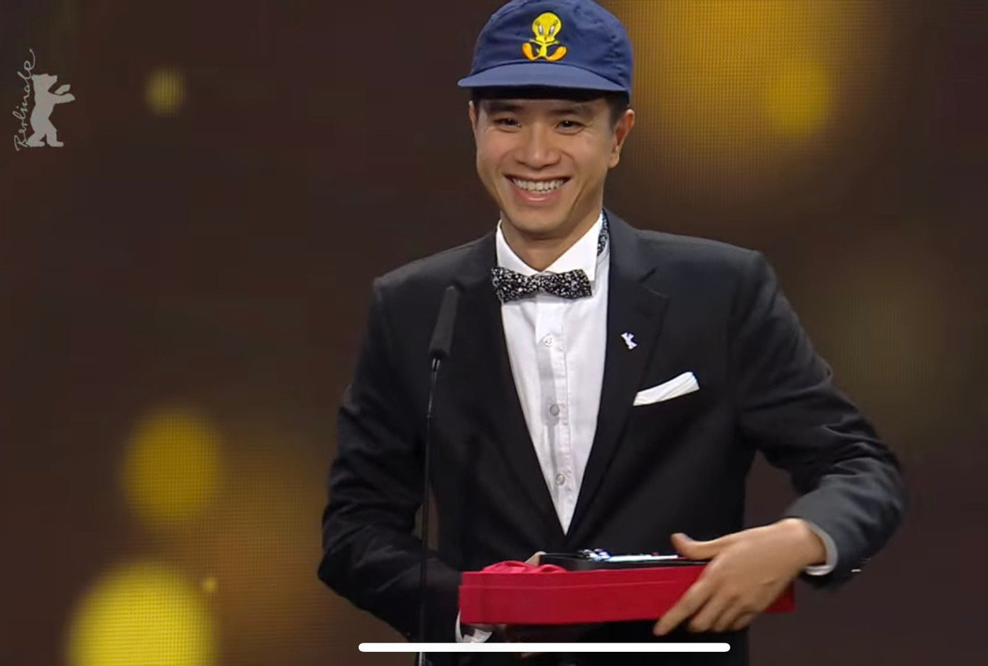 Đạo diễn Phạm Ngọc Lân trên bục nhận giải LHP Berlin 2024. Đạo diễn Phạm Ngọc Lân trên bục nhận giải LHP Berlin 2024.