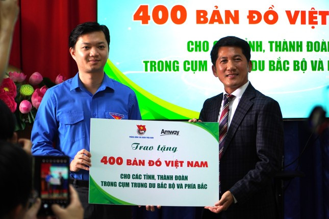 Anh Nguyễn Minh Triết - Bí thư T.Ư Đoàn, Chủ tịch Hội Sinh viên Việt Nam (bên trái) nhận bảng trao tặng 400 tấm bản đồ Việt Nam từ ông Huỳnh Thiên Triều – Tổng Giám đốc Amway Việt Nam. Ảnh: Văn Tiệp Anh Nguyễn Minh Triết - Bí thư T.Ư Đoàn, Chủ tịch Hội Sinh viên Việt Nam (bên trái) nhận bảng trao tặng 400 tấm bản đồ Việt Nam từ ông Huỳnh Thiên Triều – Tổng Giám đốc Amway Việt Nam. Ảnh: Văn Tiệp