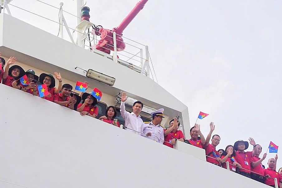 Đoàn tham gia hành trình năm nay do anh Nguyễn Minh Triết - Bí thư Trung ương Đoàn, Chủ tịch Hội Sinh viên Việt Nam làm trưởng đoàn, quy tụ hơn 80 đại biểu là những gương mặt trẻ tiêu biểu trên nhiều lĩnh vực.