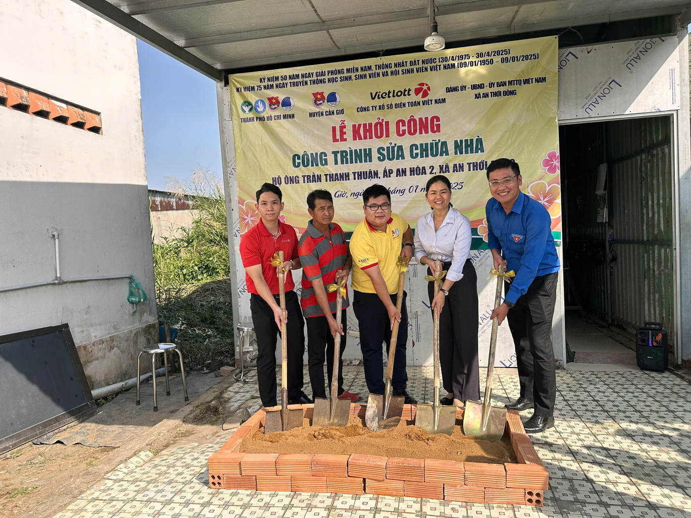 Khởi công sửa chữa nhiều căn nhà cho các hộ gia đình có hoàn cảnh khó khăn tại Huyện Cần Giờ. Khởi công sửa chữa nhiều căn nhà cho các hộ gia đình có hoàn cảnh khó khăn tại Huyện Cần Giờ.