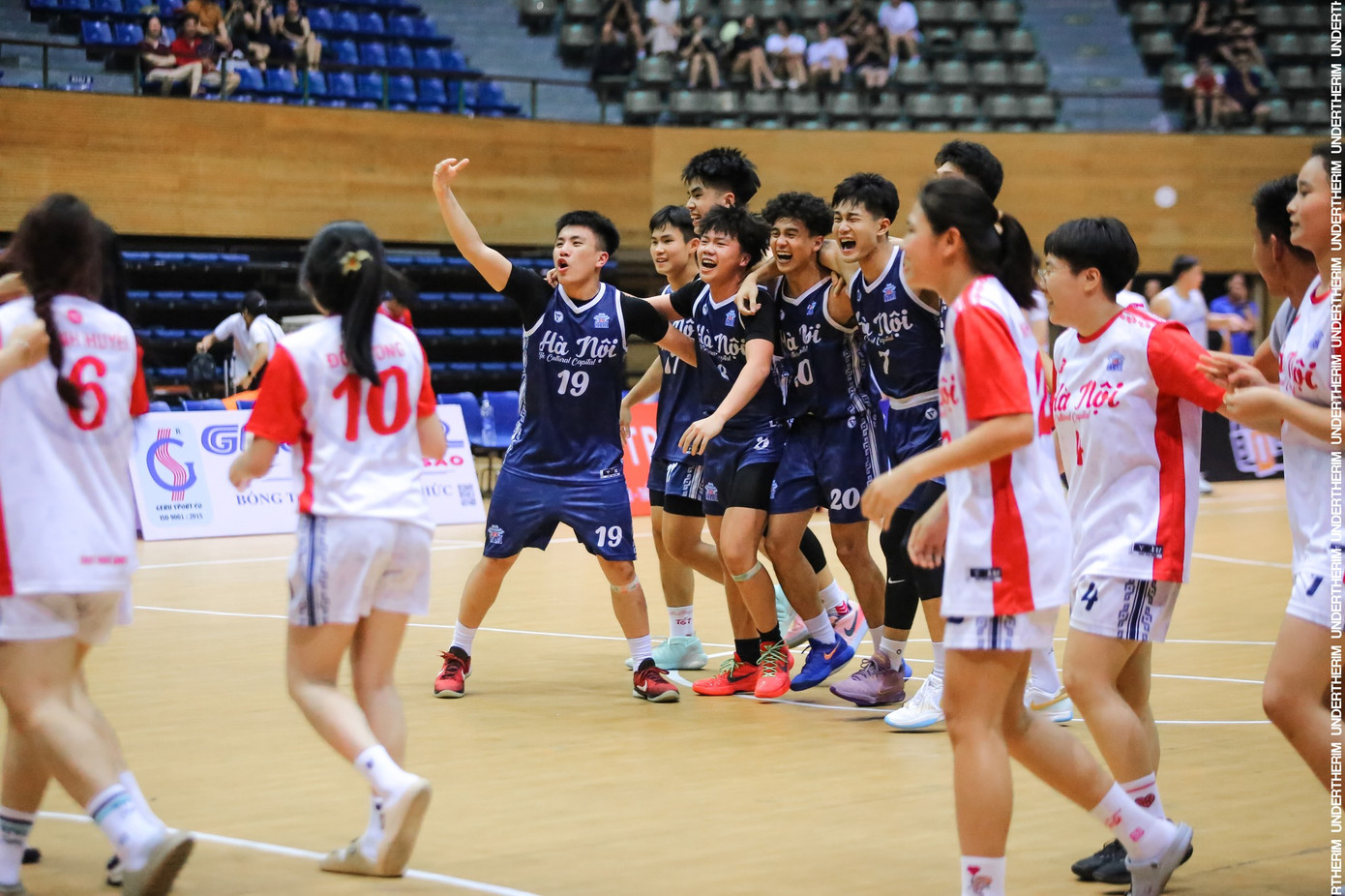 Hà Nội đã xuất sắc giành ngôi vô địch U23 Quốc gia cả hai hạng mục nam và nữ sau nhiều năm chờ đợi. Ảnh: Undertherim