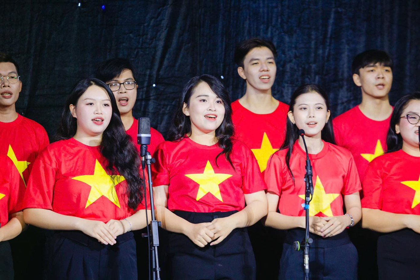 Các đội thi tại vòng chung kết đã mang đến nhiều tiết mục ấn tượng không chỉ qua giọng hát, các ca khúc hào hùng, mà còn ở quy mô trình diễn hoành tráng. Các đội thi tại vòng chung kết đã mang đến nhiều tiết mục ấn tượng không chỉ qua giọng hát, các ca khúc hào hùng, mà còn ở quy mô trình diễn hoành tráng.