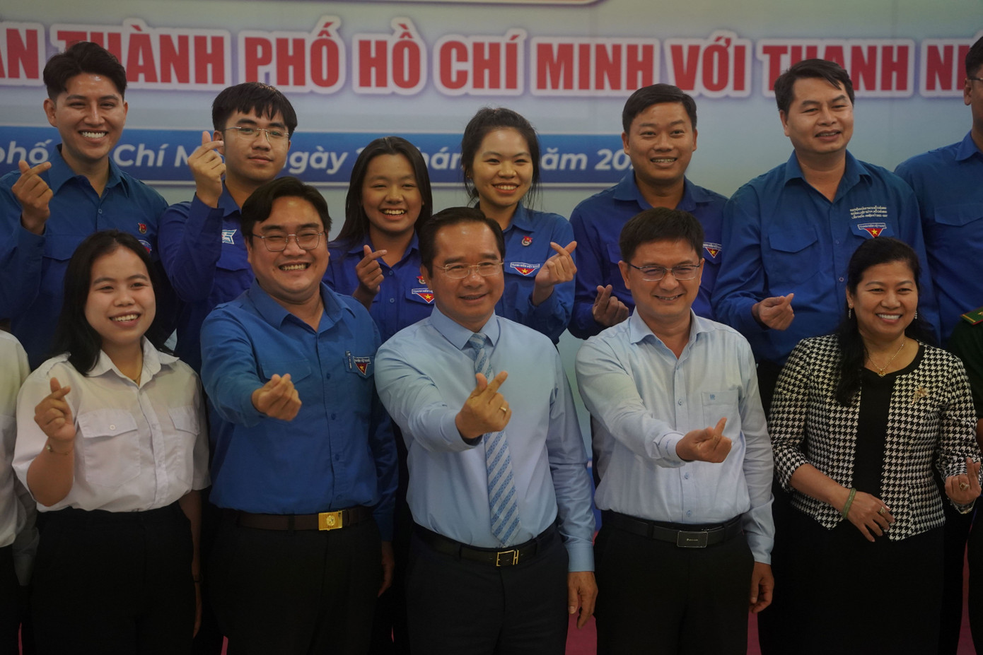 Lãnh đạo UBND TPHCM chụp ảnh cùng đoàn viên thanh niên. Ảnh: Phú Quang Lãnh đạo UBND TPHCM chụp ảnh cùng đoàn viên thanh niên. Ảnh: Phú Quang