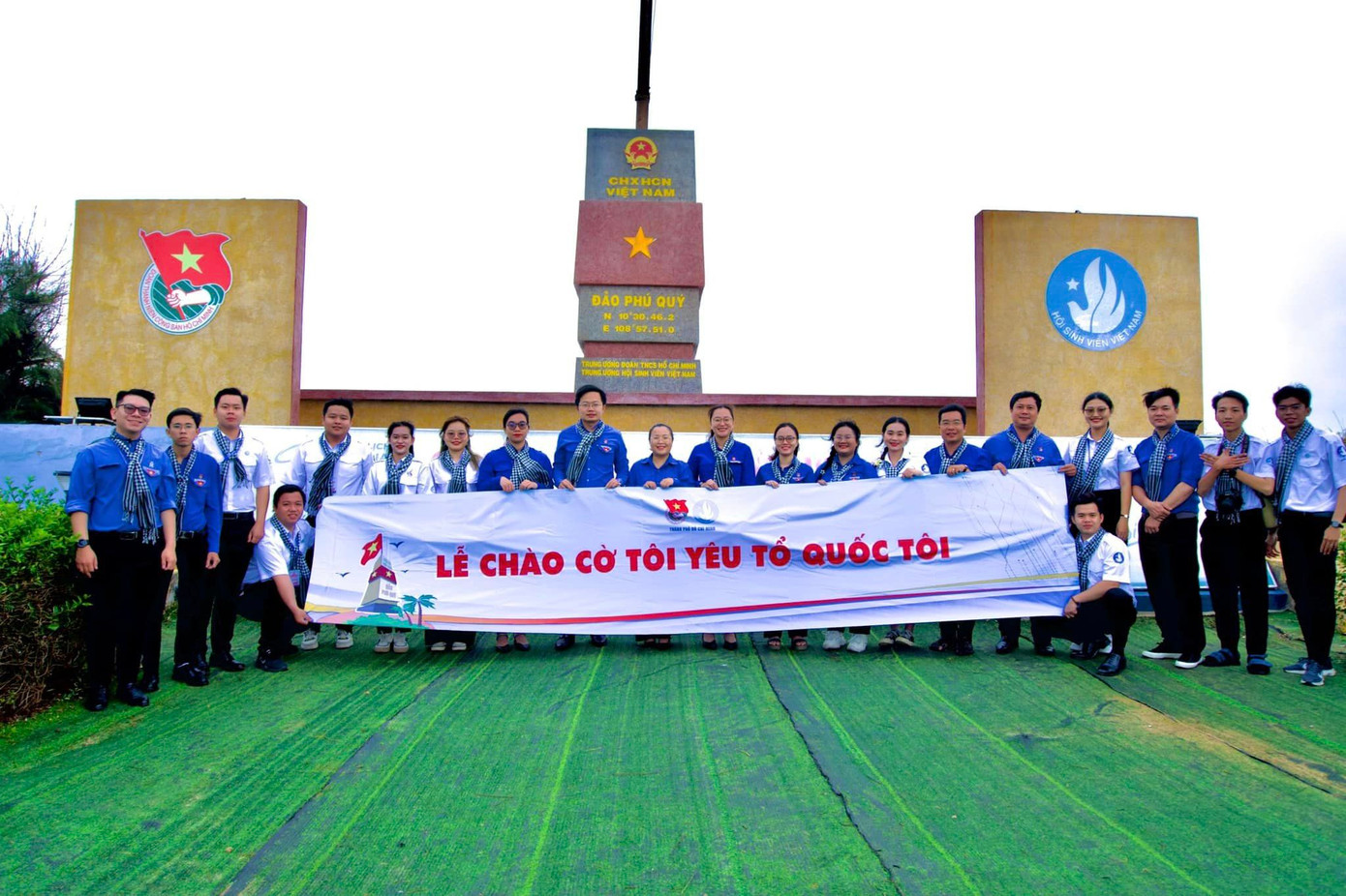 Lễ chào cờ "Tôi yêu Tổ quốc tôi" tại huyện đảo Phú Quý.