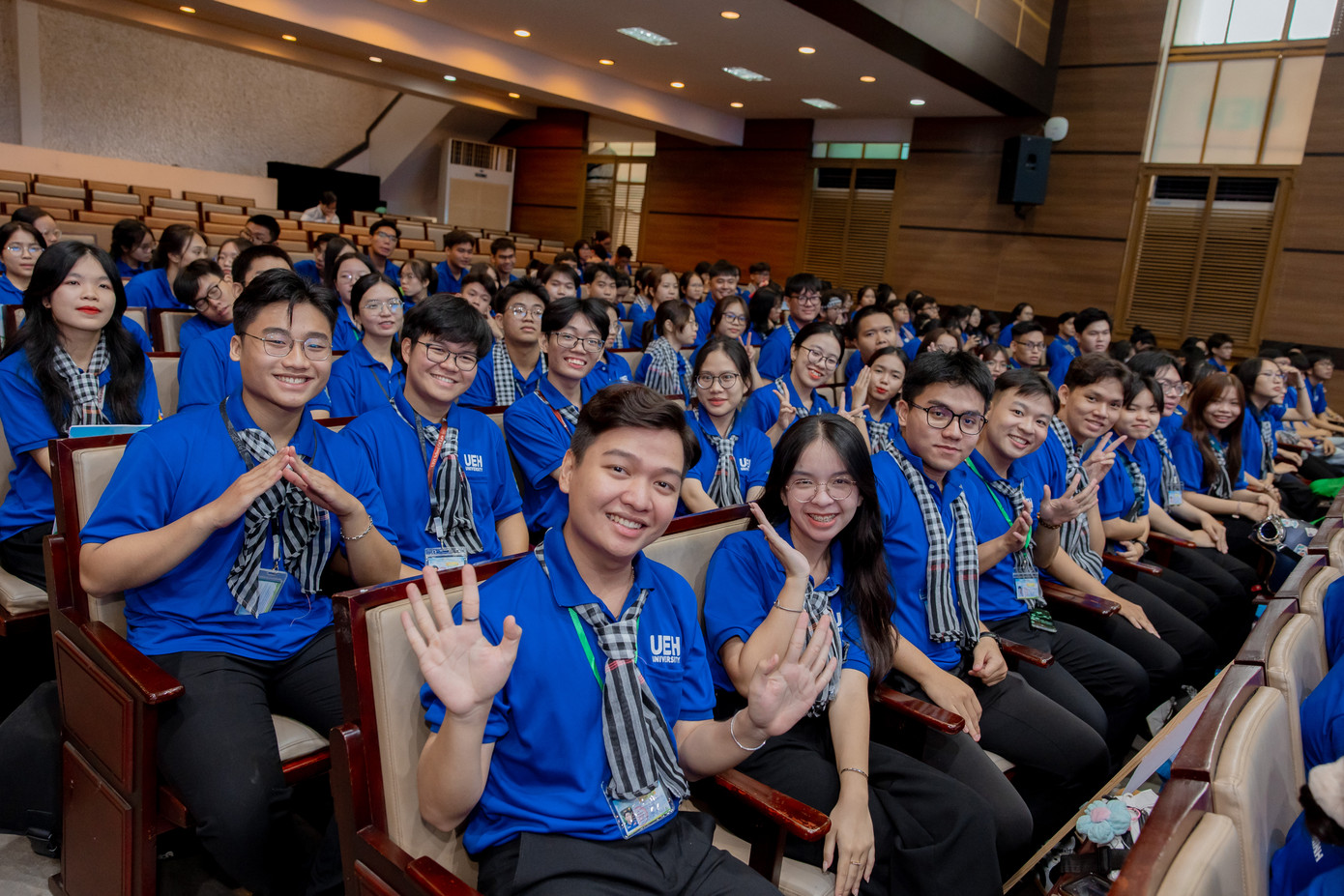 Sinh viên trường Đại học Kinh tế TPHCM rạng rỡ trong ngày xuất quân.