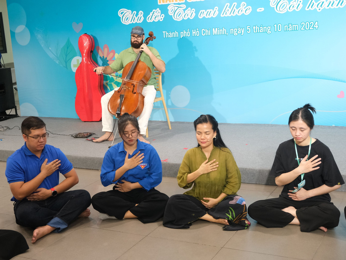 Buổi trị liệu nghệ thuật với sự dẫn dắt của chị Bùi Tuyết Minh và tiếng đàn Cello nhạc công Bryan Wilson mang đến nhiều cung bậc cảm xúc. Ảnh: Phú Quang Buổi trị liệu nghệ thuật với sự dẫn dắt của chị Bùi Tuyết Minh và tiếng đàn Cello nhạc công Bryan Wilson mang đến nhiều cung bậc cảm xúc. Ảnh: Phú Quang