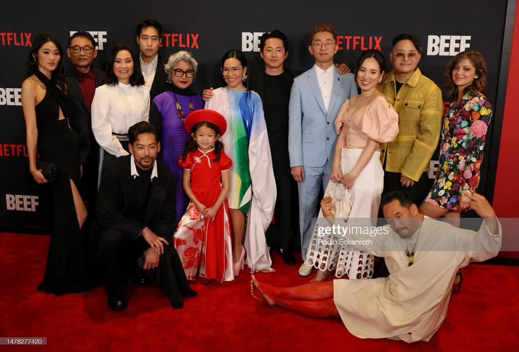 Hồng Đào đứng cùng dàn cast của Beef tại buổi ra mắt phim. Ảnh: gettyimages. Hồng Đào đứng cùng dàn cast của Beef tại buổi ra mắt phim. Ảnh: gettyimages.