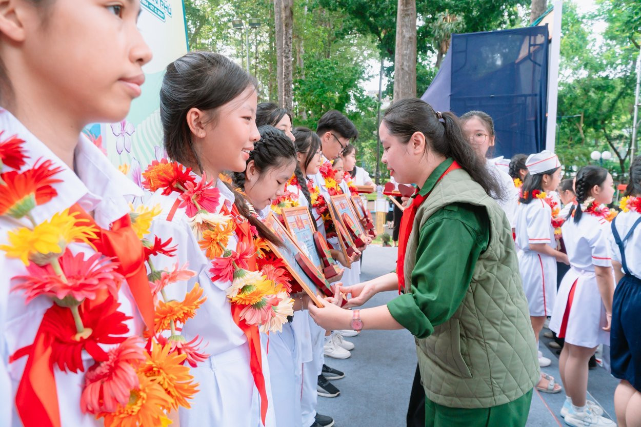 Chương trình Hội quân “Em là chiến sĩ Điện Biên thành phố Bác Hồ” diễn ra với hơn 2.500 đội viên, thiếu nhi đại diện hơn 800.000 đội viên và 1,8 triệu thiếu nhi toàn thành phố. Chương trình Hội quân “Em là chiến sĩ Điện Biên thành phố Bác Hồ” diễn ra với hơn 2.500 đội viên, thiếu nhi đại diện hơn 800.000 đội viên và 1,8 triệu thiếu nhi toàn thành phố.