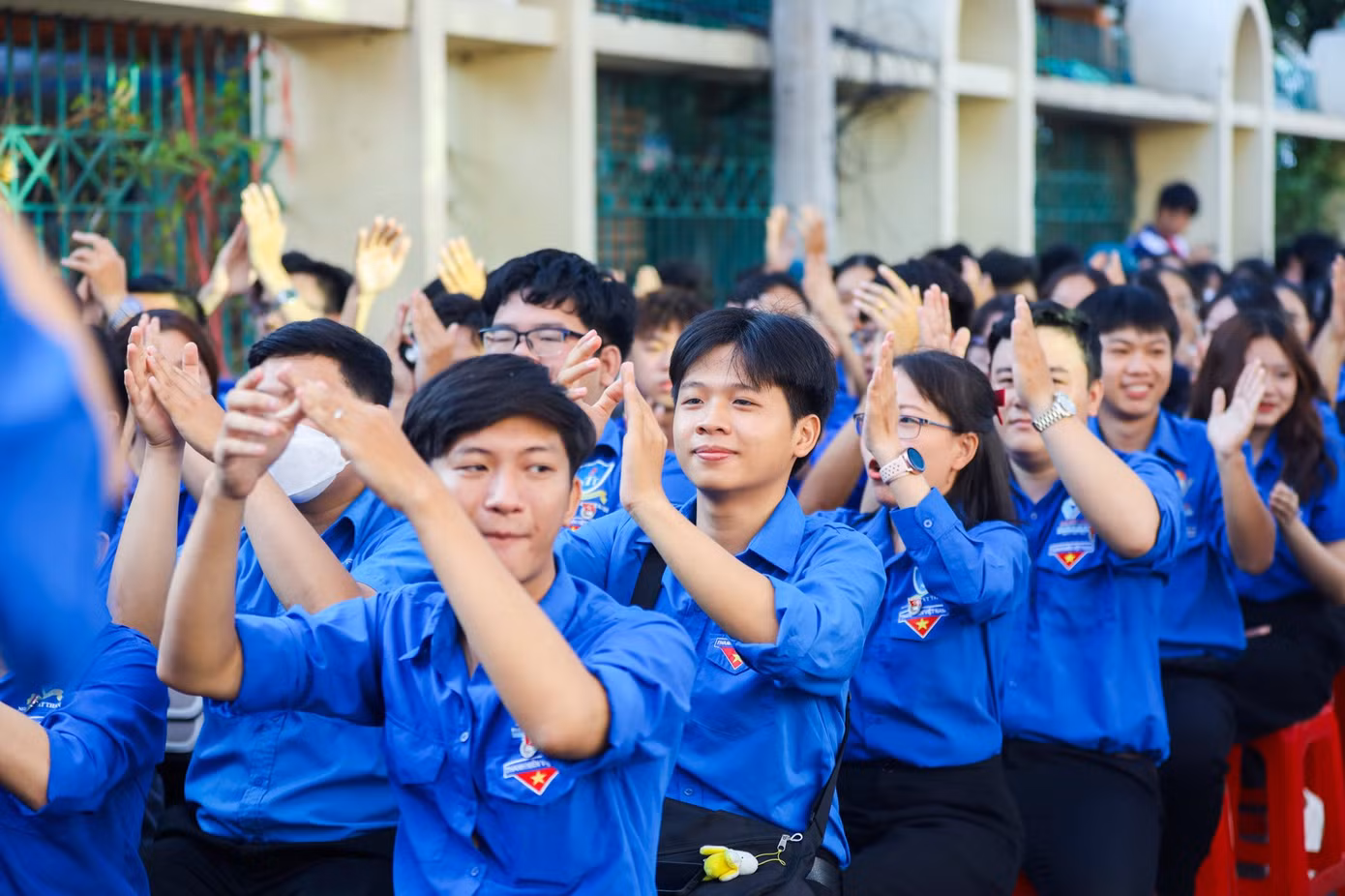 Ngay sau buổi lễ phát động, hàng trăm thanh niên trong màu áo xanh của đoàn đã tỏa ra khắp mọi nẻo đường của TPHCM để thực hiện các hoạt động vì cộng đồng.