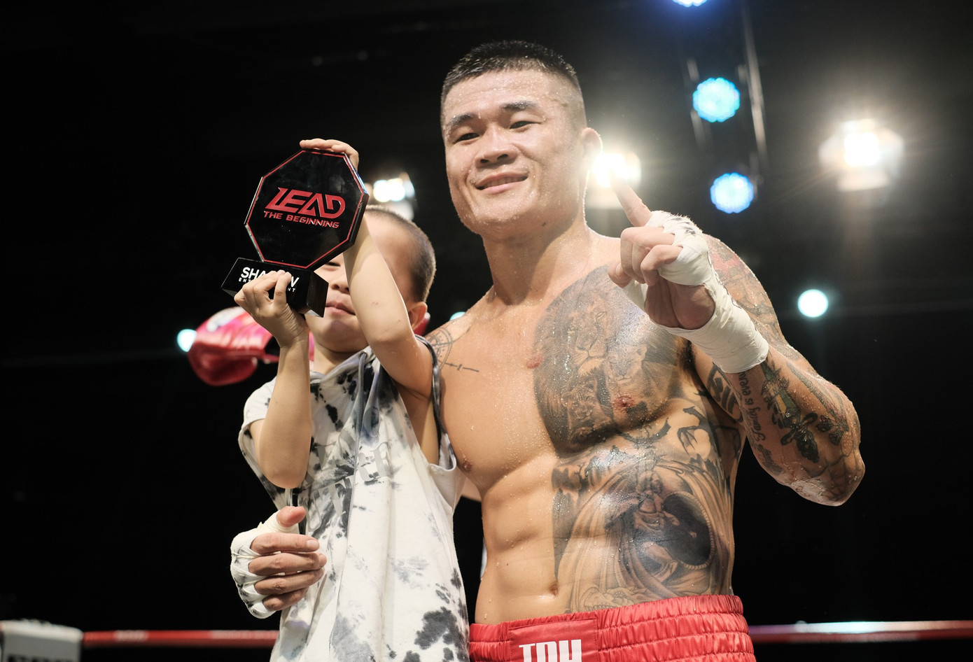 Trương Đình Hoàng là võ sĩ đầu tiên nắm giữ hai đai vô địch WBA Đông Á và châu Á.