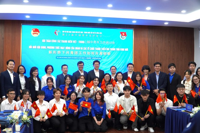 Các bạn sinh viên hai nước chụp ảnh lưu niệm cùng đoàn đại biểu tham dự Hội thảo. Ảnh: Hà Chi Các bạn sinh viên hai nước chụp ảnh lưu niệm cùng đoàn đại biểu tham dự Hội thảo. Ảnh: Hà Chi