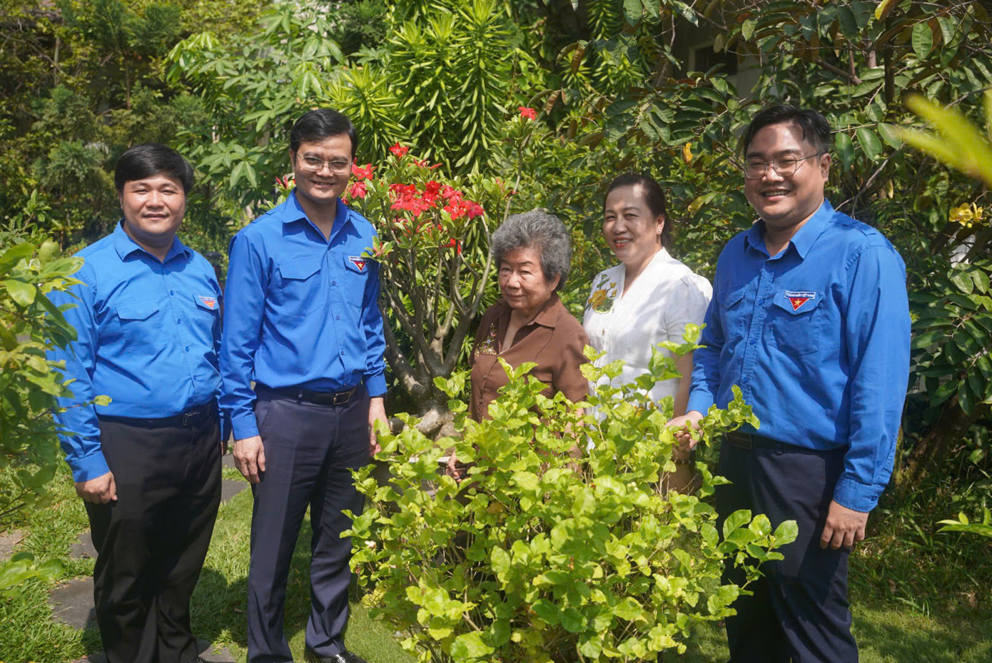Anh Bùi Quang Huy cùng đoàn công tác chụp ảnh lưu niệm tại vườn nhà bà Trương Mỹ Lệ.