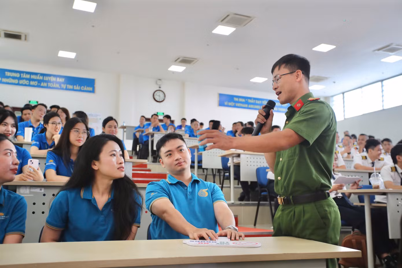 Đại úy Trần Vĩnh Chiến - Gương mặt trẻ Việt Nam tiêu biểu 2024 - đã mang đến một "buổi học" trực quan, thiết thực về tác hại của ma túy; thuốc lá điện tử, bóng cười,... tình hình tội phạm ma tuý tại Việt Nam, tại TPHCM; thủ đoạn của tội phạm ma tuý trong lĩnh vực hàng không, tội phạm ma tuý trên không gian mạng....