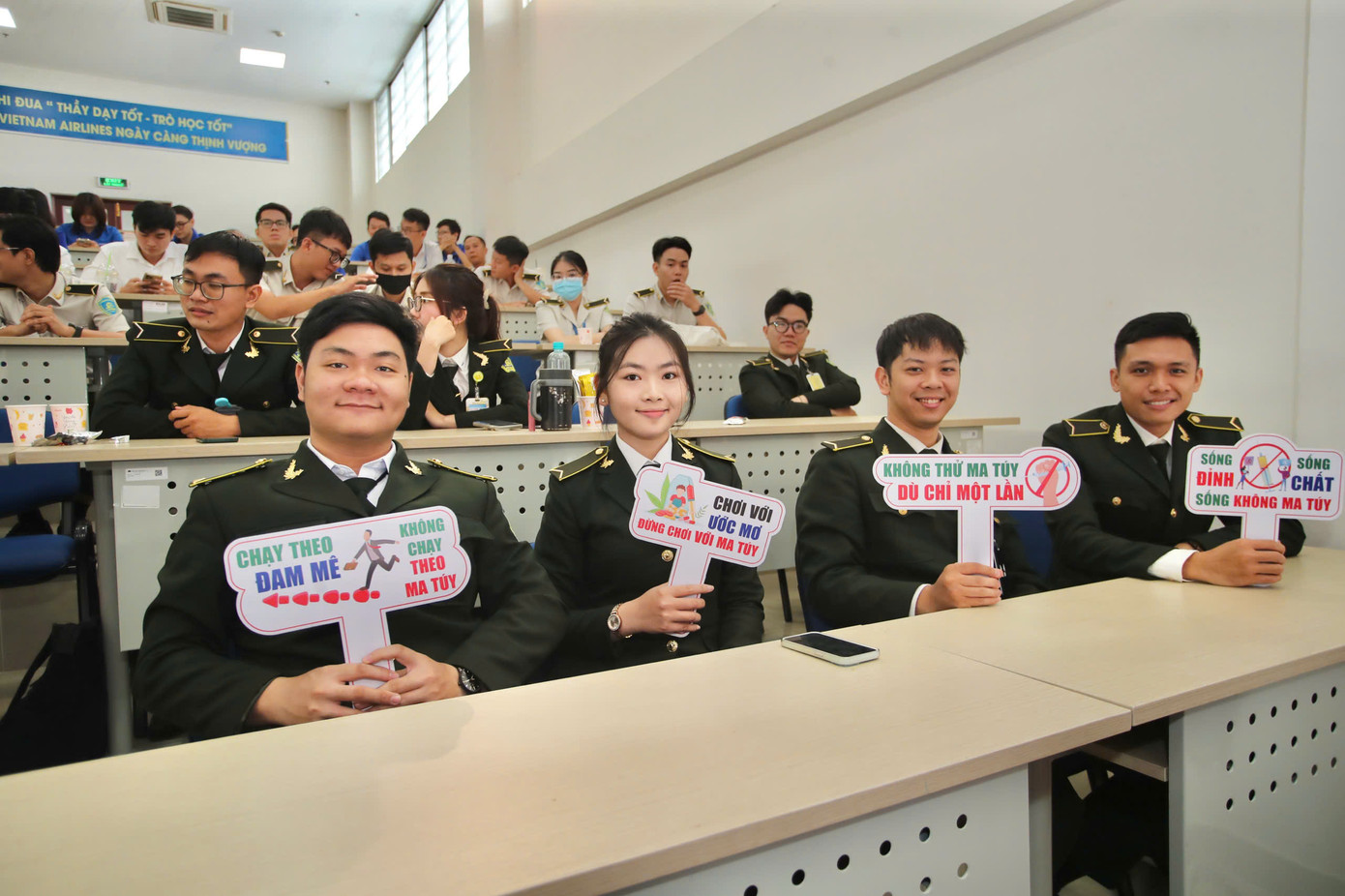 Nhờ những kiến thức bổ ích tại Hội nghị, các cán bộ, nhân viên, đoàn viên thanh niên ngành hàng không đã nắm bắt rõ hậu quả khôn lường của ma tuý đối với an ninh trật tự, với an toàn bay, đặc biệt là đối với sức khoẻ, hạnh phúc, tương lai người trẻ Nhờ những kiến thức bổ ích tại Hội nghị, các cán bộ, nhân viên, đoàn viên thanh niên ngành hàng không đã nắm bắt rõ hậu quả khôn lường của ma tuý đối với an ninh trật tự, với an toàn bay, đặc biệt là đối với sức khoẻ, hạnh phúc, tương lai người trẻ