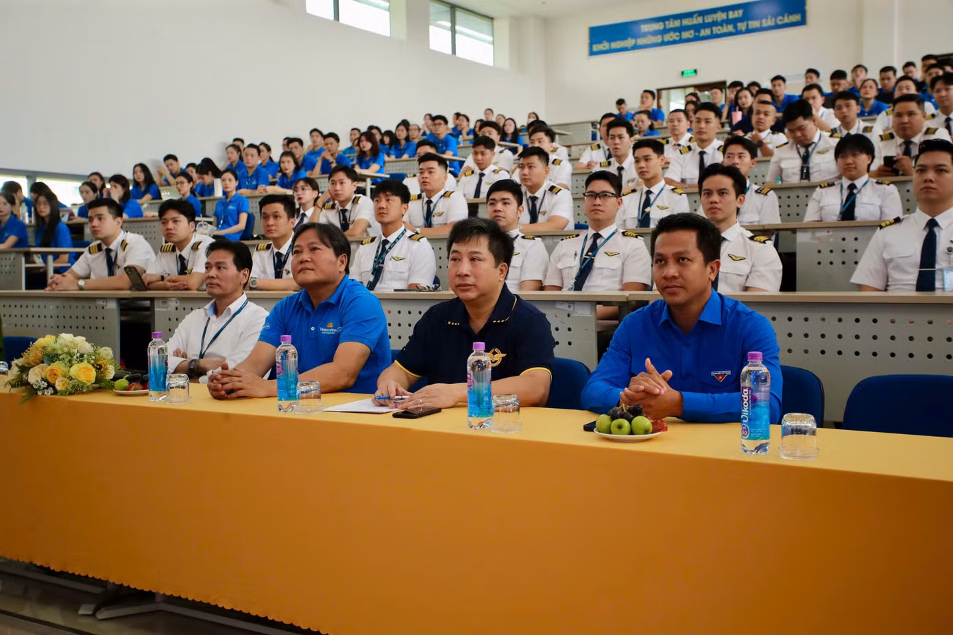 200 cán bộ, nhân viên, tiếp viên, phi công, học viên thuộc các đơn vị Đoàn bay 919, Đoàn tiếp viên, Trung tâm huấn luyện bay và Cảng hàng không Quốc tế Tân Sơn Nhất tham dự hội nghị.