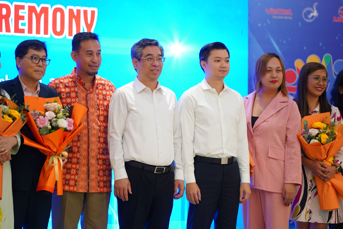 Lãnh đạo đoàn chủ nhà Việt Nam tặng quà và giao lưu với đại biểu các nước tham gia Diễn đàn.