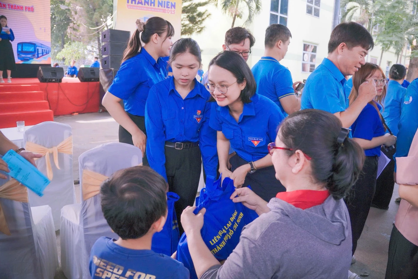 Chị Trần Thu Hà - Phó Bí thư Thành đoàn TPHCM giao lưu cùng các gia đình công nhân tại sự kiện sáng ngày 23/3.