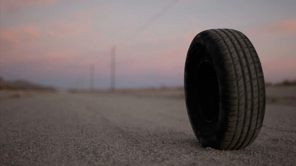 Rubber là hành trình của một chiếc... bánh xe.