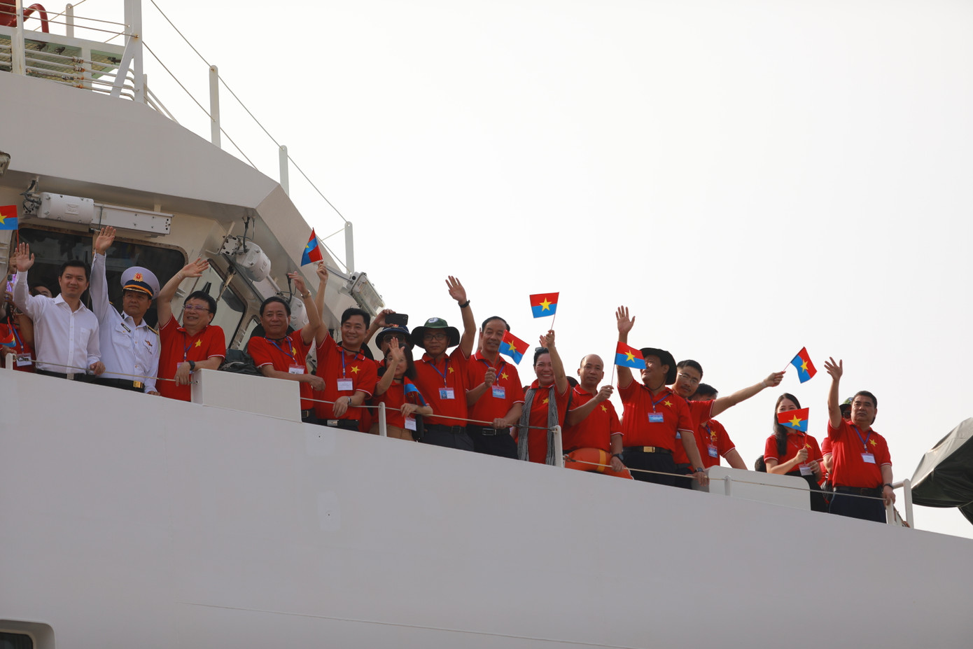 Lễ tiễn tàu diễn ra trong không khí hân hoan, đúng dịp kỷ niệm 50 năm Ngày Giải phóng miền Nam, thống nhất đất nước.