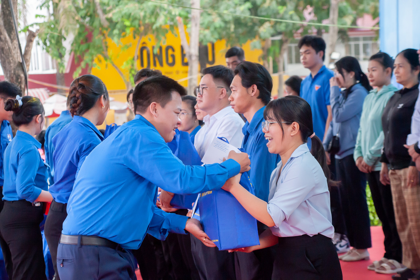 Anh Nguyễn Hải Nam - Ủy viên Ban Chấp hành T.Ư Đoàn, trao quà cho thanh niên công nhân TPHCM.