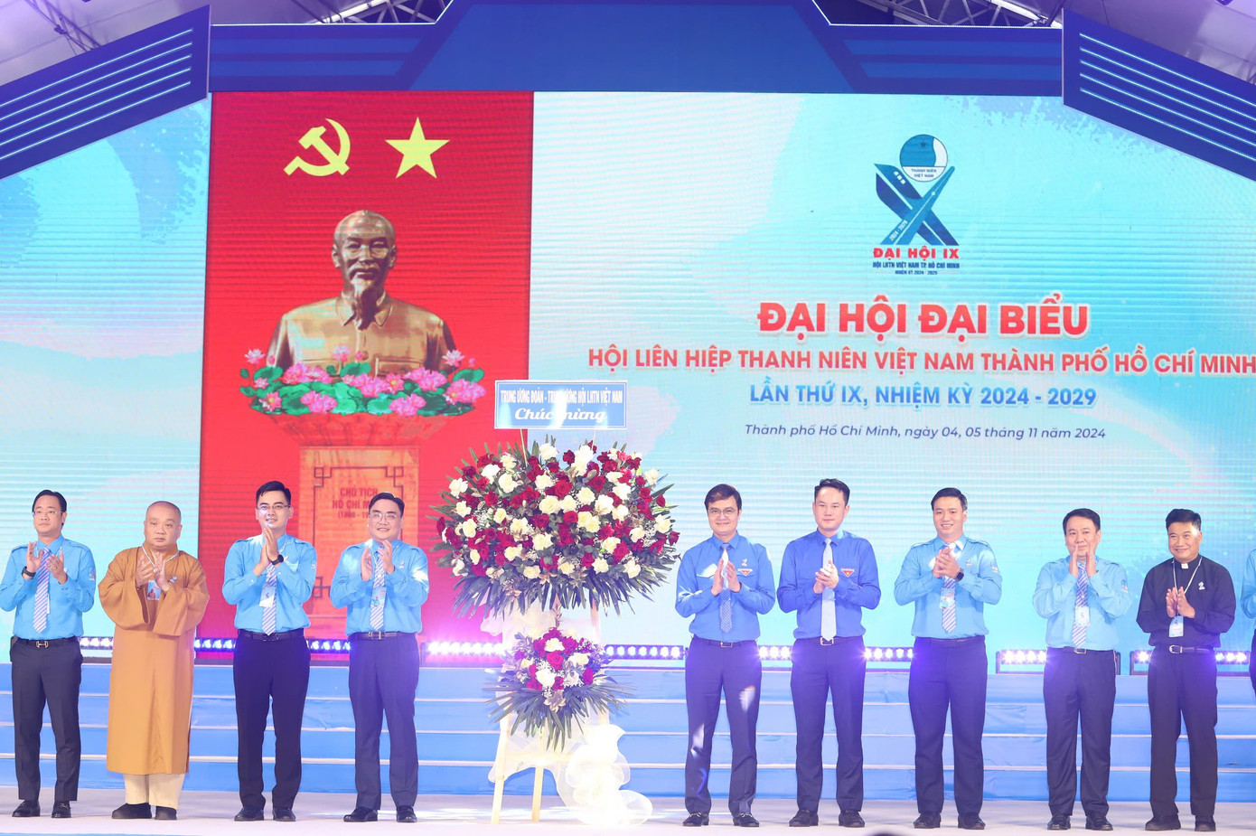 Anh Bùi Quang Huy - Bí thư thứ nhất Trung ương Đoàn tặng hoa chúc mừng Đại hội. Ảnh: Ngô Tùng