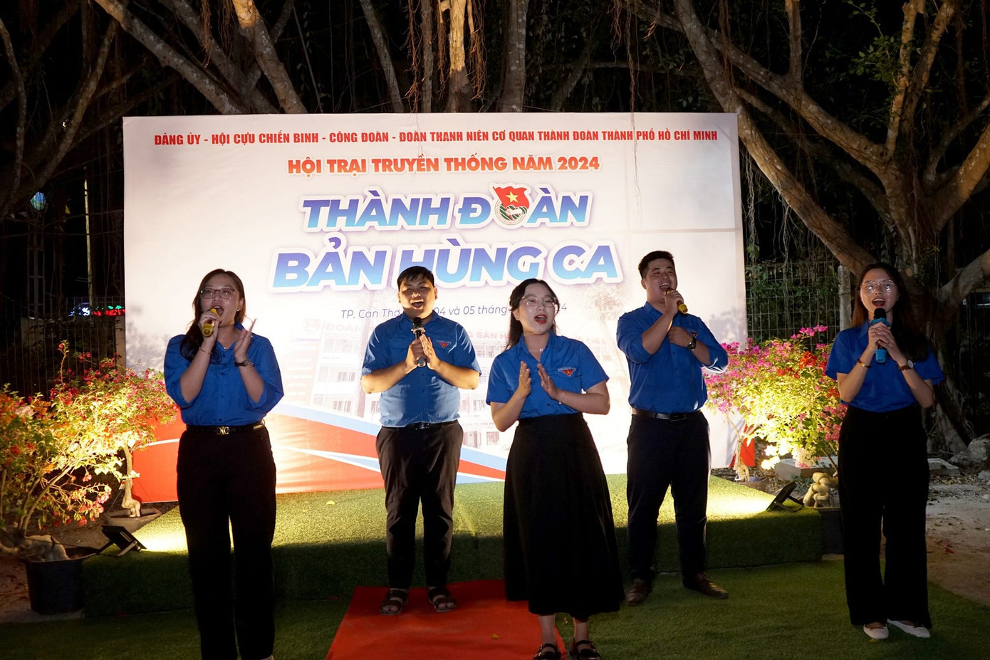 Buổi giao lưu "Thành Đoàn - Bản hùng ca" và nghi thức thắp lửa truyền thống. Buổi giao lưu "Thành Đoàn - Bản hùng ca" và nghi thức thắp lửa truyền thống.