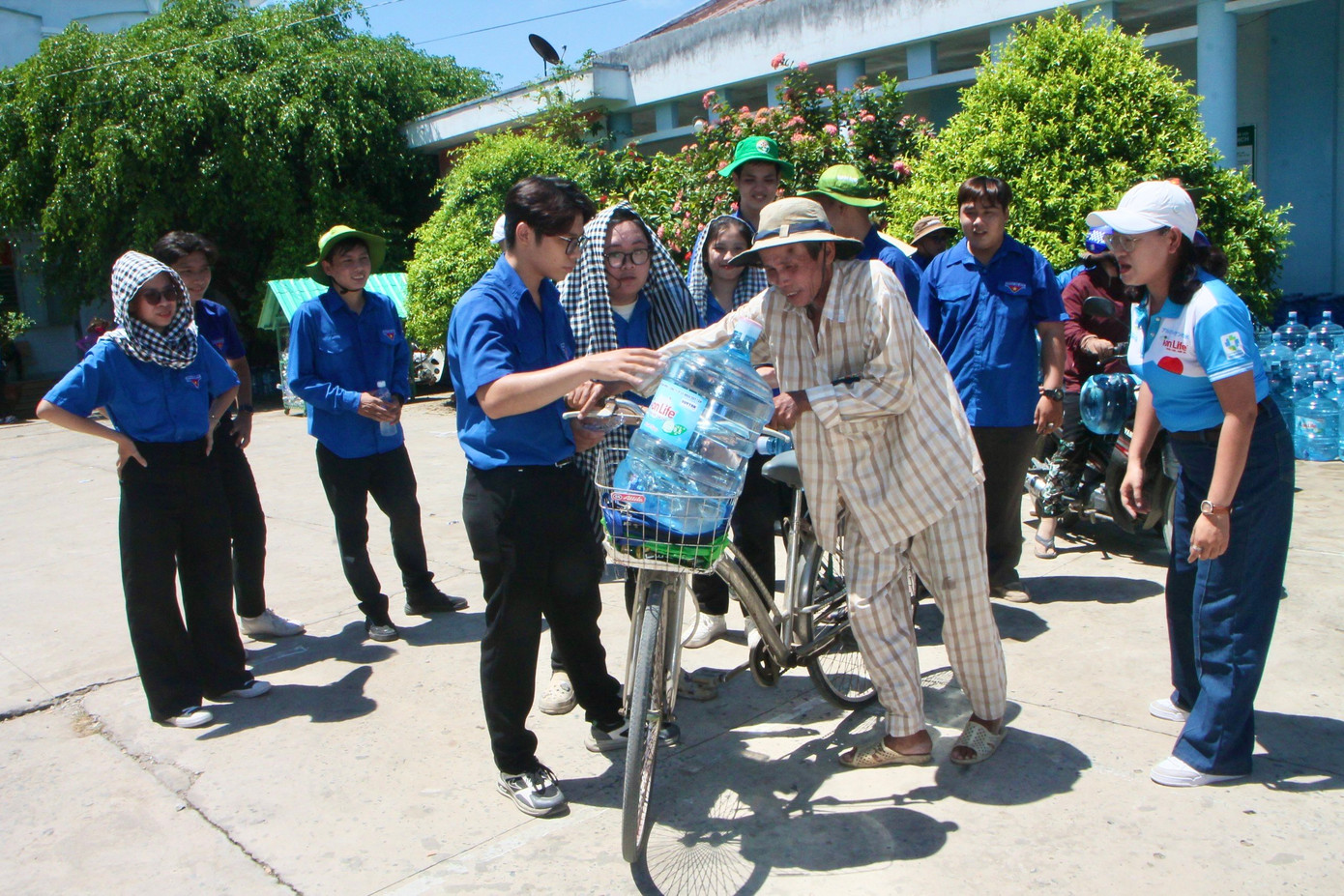 Không ngại trời nắng gắt, các đoàn viên, thanh niên vẫn hăng say giúp đỡ bà con đem nước ngọt về nhà.