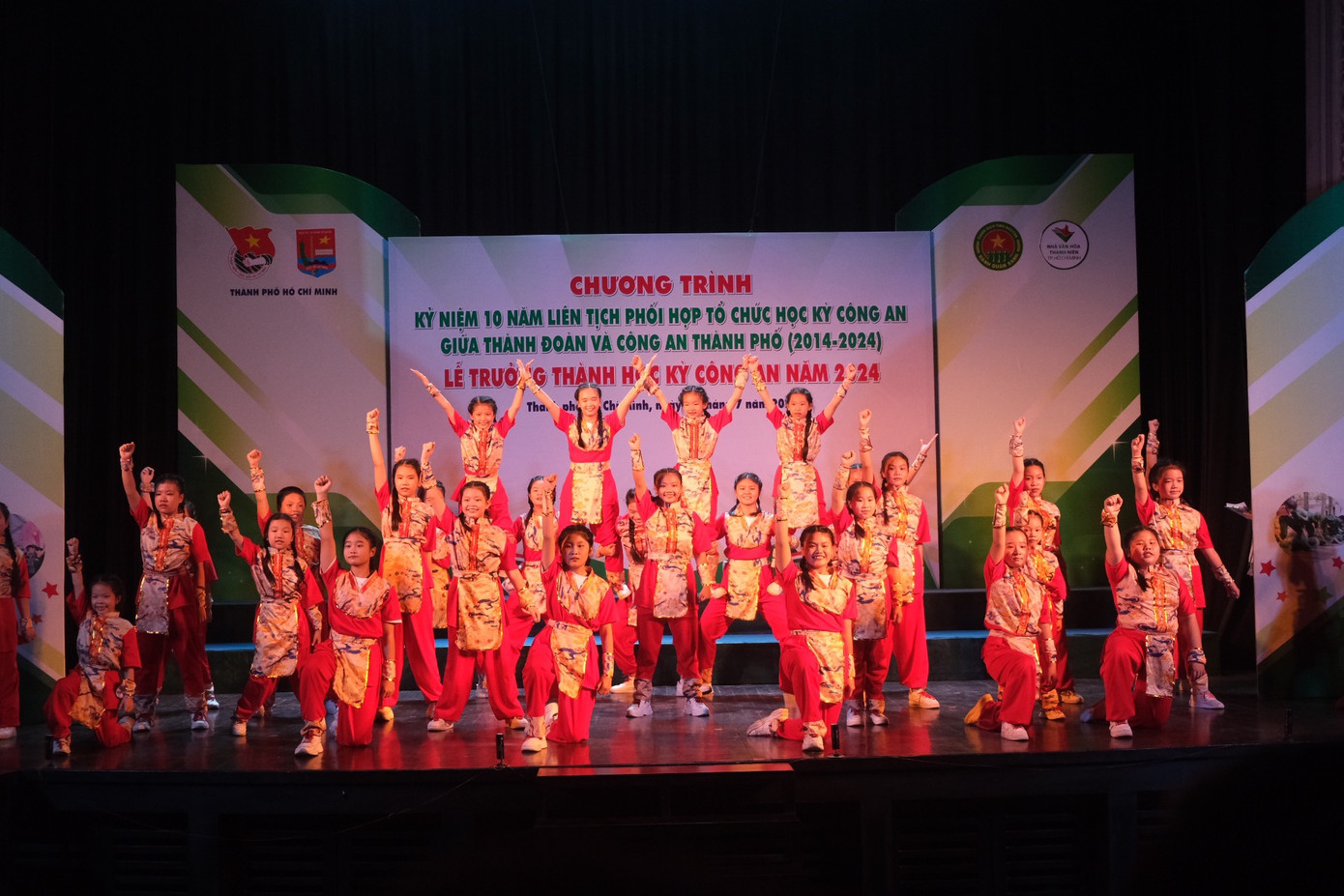Chương trình có nhiều tiết mục văn nghệ ấn tượng do các em thiếu nhi trình bày.