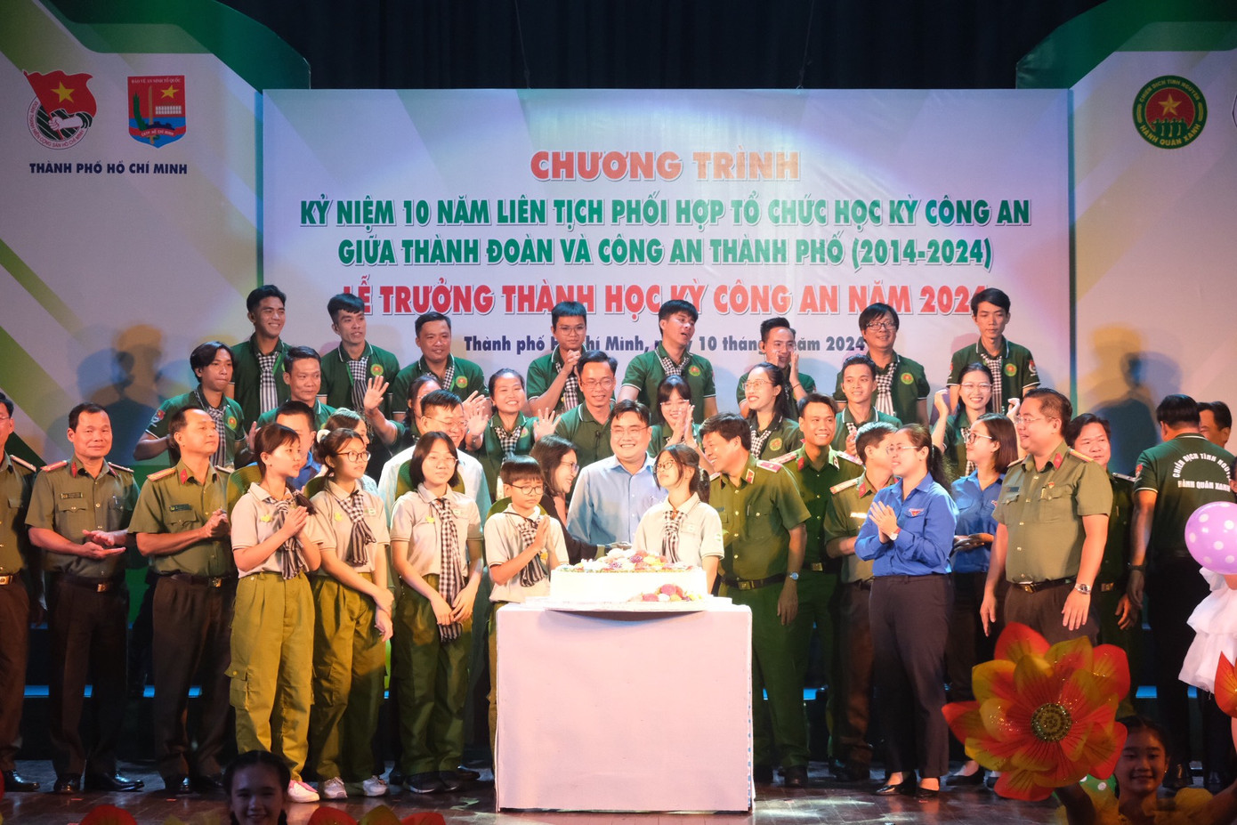 Nghi thức thổi nến chúc mừng chương trình Học kỳ Công an tròn 10 năm tuổi với sự xuất hiện của anh Ngô Minh Hải, Bí thư Thành Đoàn TPHCM.