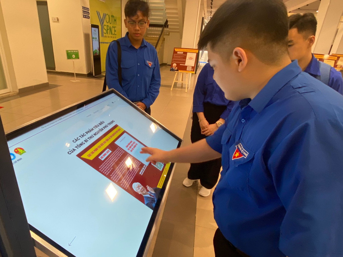 Nhiều đoàn viên, thanh niên đã đến "Không gian Tổng Bí thư Nguyễn Phú Trọng sáng mãi trong lòng tuổi trẻ Thành phố Hồ Chí Minh" từ sáng sớm để tưởng nhớ về vị Tổng Bí thư kính yêu. Nhiều đoàn viên, thanh niên đã đến "Không gian Tổng Bí thư Nguyễn Phú Trọng sáng mãi trong lòng tuổi trẻ Thành phố Hồ Chí Minh" từ sáng sớm để tưởng nhớ về vị Tổng Bí thư kính yêu.