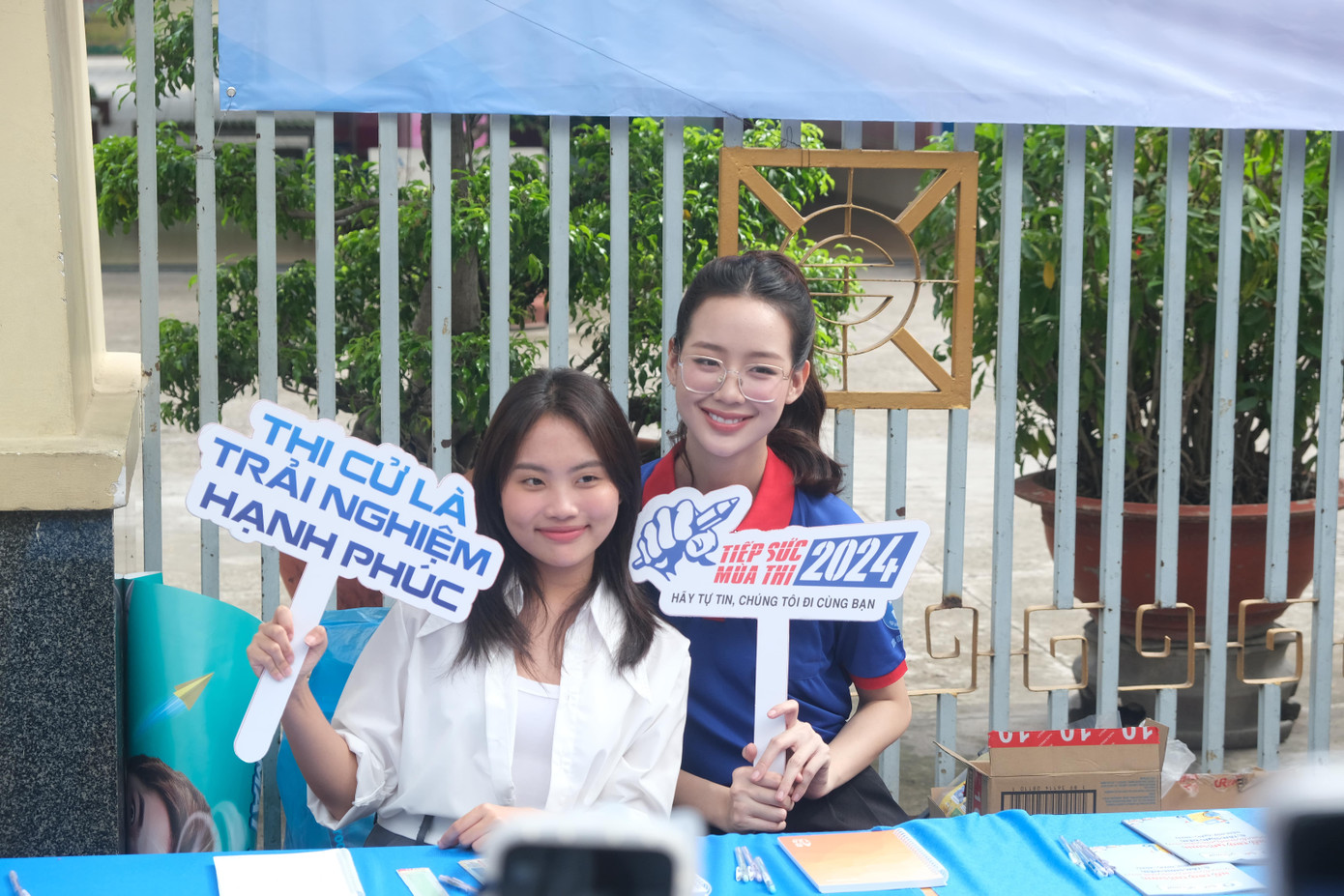 Đồng hành cùng chị Nguyễn Phạm Duy Trang - Bí thư T.Ư Đoàn, hoa hậu Lê Nguyễn Bảo Ngọc và ca sĩ Phương Mỹ Chi đã góp phần động viên tinh thần cho các thí sinh và tình nguyện viên trong ngày thi đầu tiên. Đồng hành cùng chị Nguyễn Phạm Duy Trang - Bí thư T.Ư Đoàn, hoa hậu Lê Nguyễn Bảo Ngọc và ca sĩ Phương Mỹ Chi đã góp phần động viên tinh thần cho các thí sinh và tình nguyện viên trong ngày thi đầu tiên.