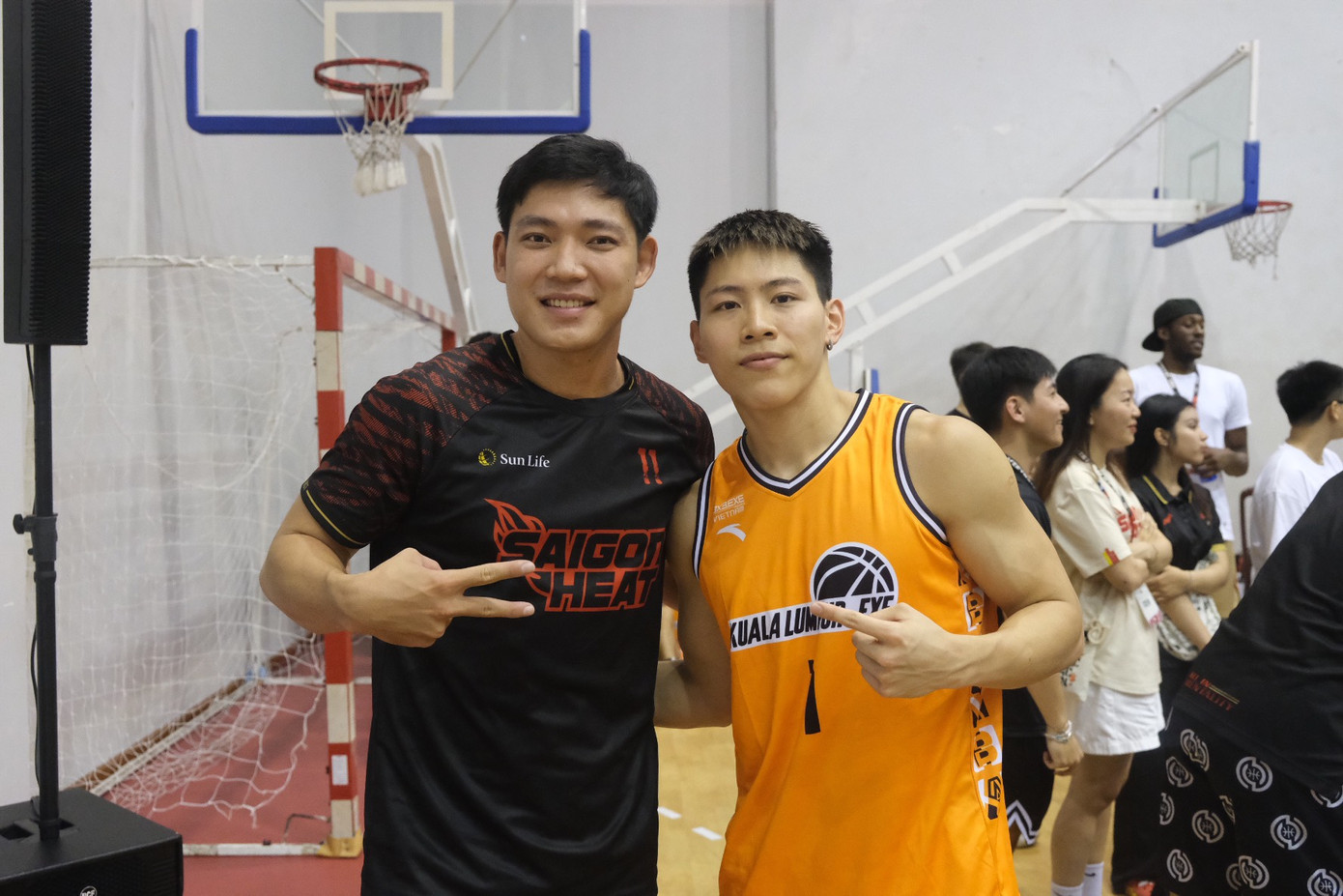 Võ Kim Bản và cầu thủ Chua Wai Kin đến từ Malaysia. Võ Kim Bản và cầu thủ Chua Wai Kin đến từ Malaysia.