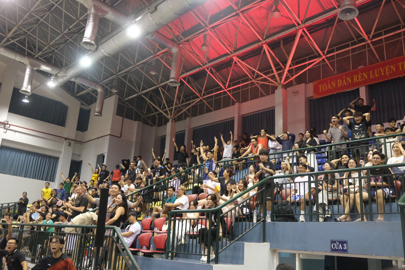 Bầu không khí cuồng nhiệt trong ngày thi đấu đầu tiên. Bầu không khí cuồng nhiệt trong ngày thi đấu đầu tiên.