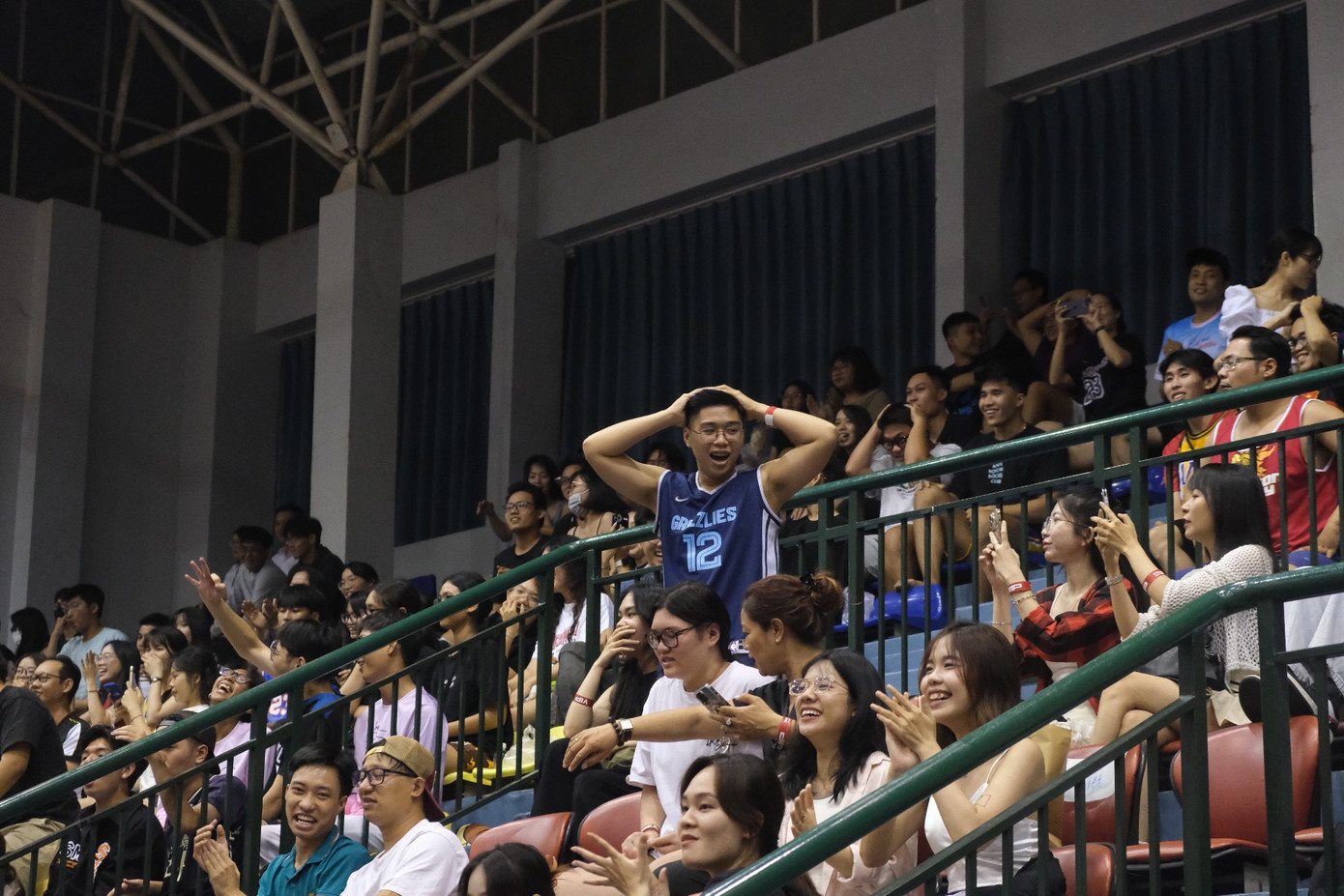 Bầu không khí cuồng nhiệt trong ngày thi đấu đầu tiên. Bầu không khí cuồng nhiệt trong ngày thi đấu đầu tiên.