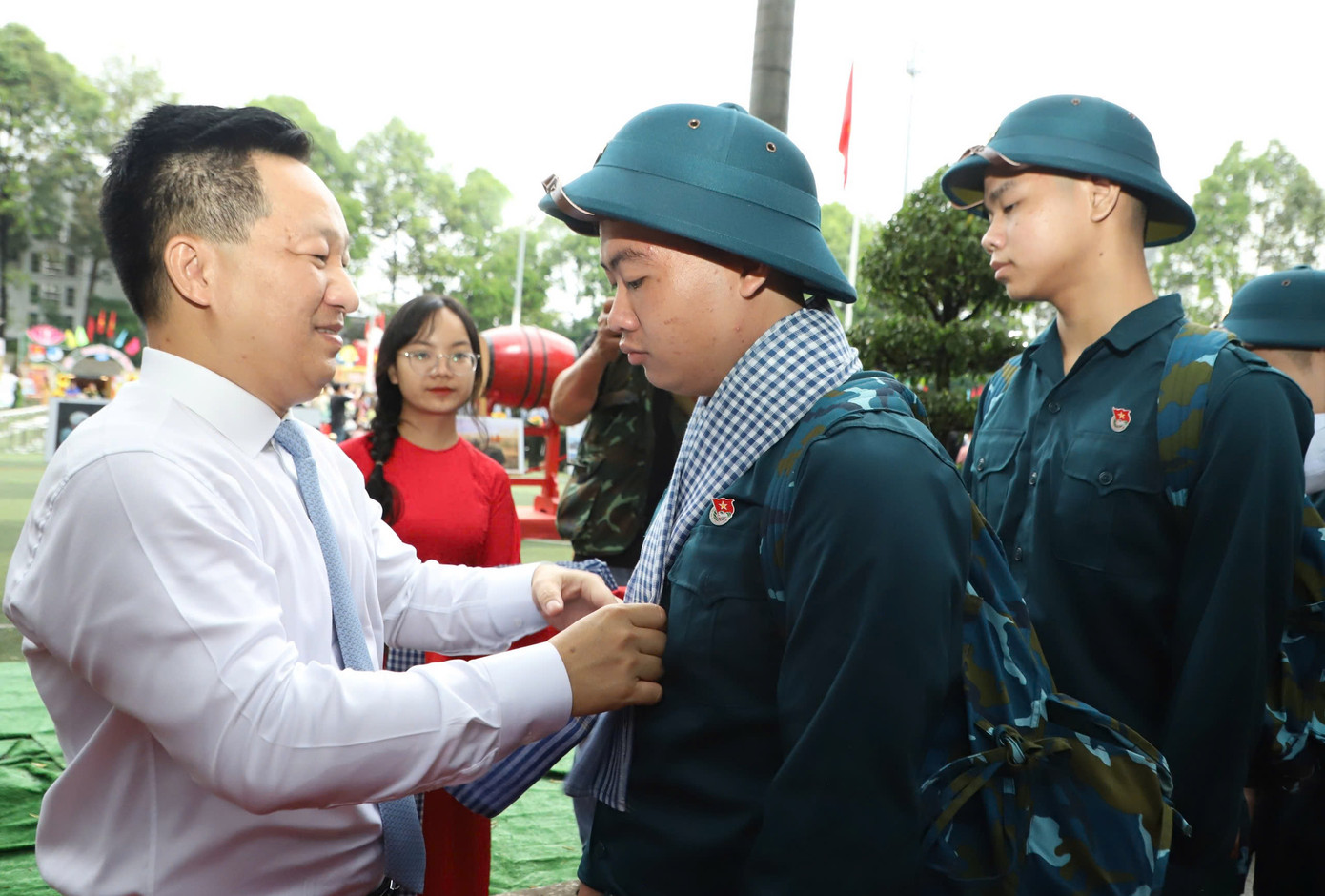 Chủ tịch UBND TP. Thủ Đức - ông Hoàng Tùng động viên tân binh lên đường nhập ngũ. Ảnh: Ngô Tùng