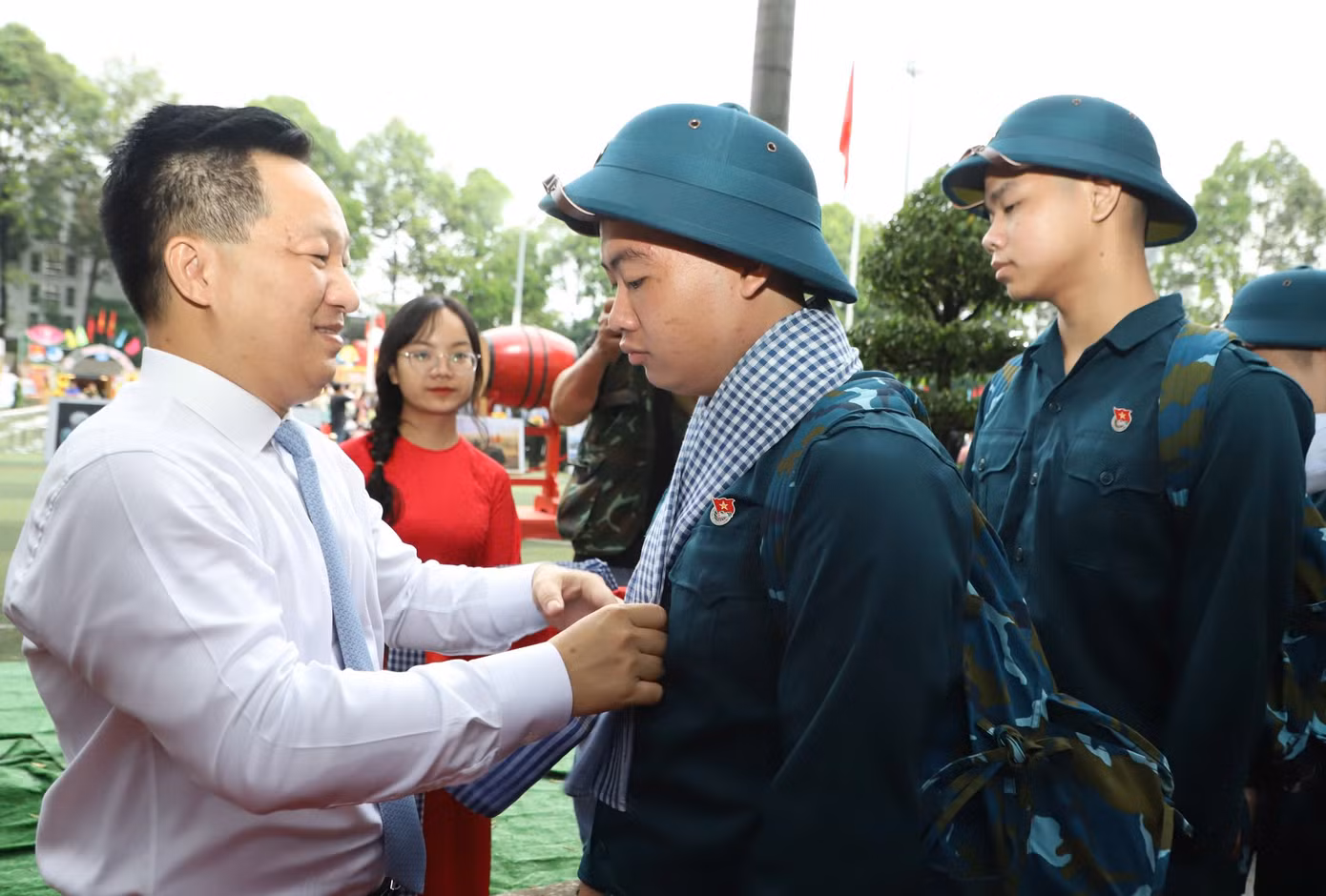 Chủ tịch UBND TP. Thủ Đức - ông Hoàng Tùng động viên tân binh lên đường nhập ngũ. Ảnh: Ngô Tùng