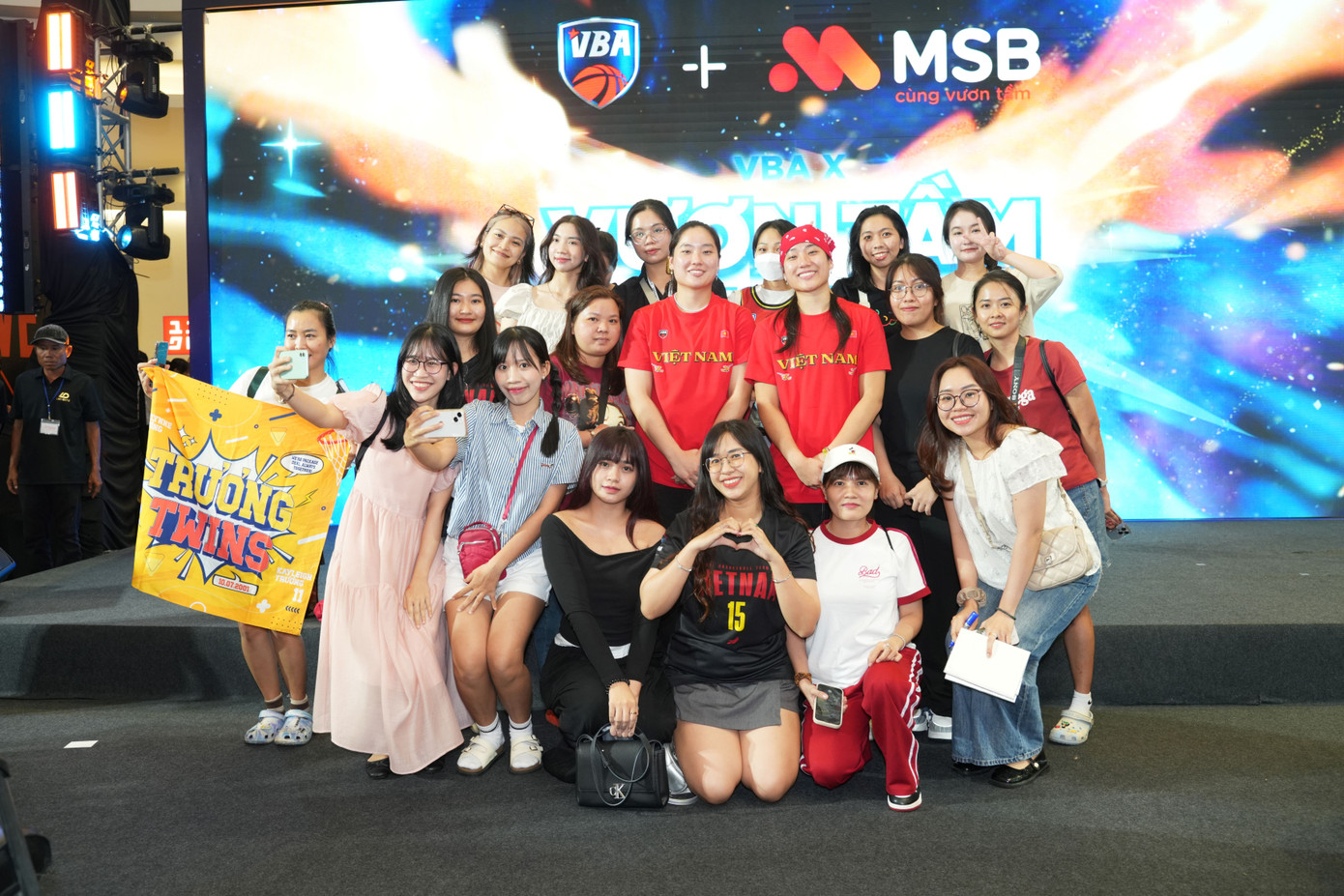 Thảo My, Thảo Vy giao lưu với người hâm mộ tại sự kiện. Thảo My, Thảo Vy giao lưu với người hâm mộ tại sự kiện.