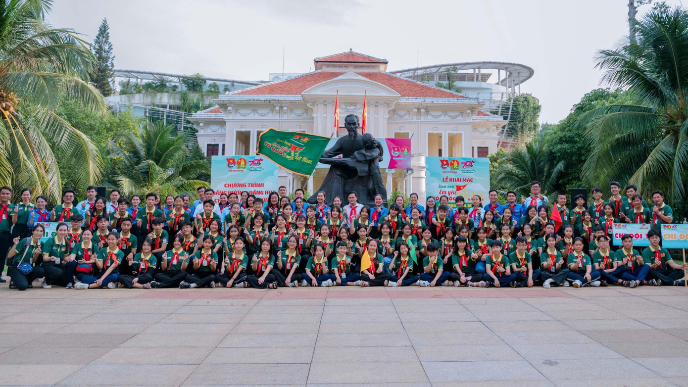 Trước giờ khởi hành, đoàn đại biểu hành trình "Em yêu Tổ quốc Việt Nam" đã đến dâng hương dâng hoa Chủ tịch Hồ Chí Minh.