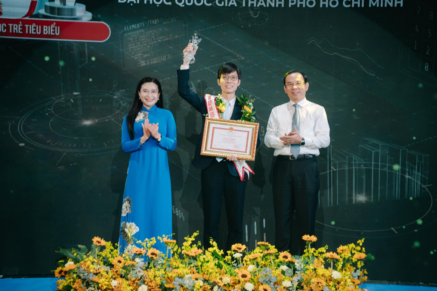 Bí thư Thành ủy TPHCM Nguyễn Văn Nên và chị Nguyễn Phạm Duy Trang - Bí thư T.Ư đoàn, Chủ tịch Hội Đồng đội T.Ư trao bằng khen cho anh Phạm Thanh Tuấn Anh - Phó Trưởng phòng Thí nghiệm Vật liệu Kỹ thuật cao, Trường Đại học Khoa học tự nhiên, Đại học Quốc gia TPHCM.