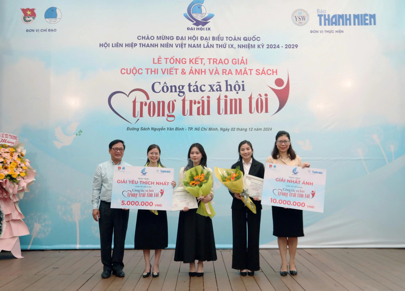 Giải bài viết được bạn đọc yêu thích (5 triệu đồng), thuộc về tác phẩm Đối với tôi, đó không phải là từ thiện của tác giả Trương Nguyễn Anh Quỳnh và Nguyễn Thị Kim Anh. Giải bài viết được bạn đọc yêu thích (5 triệu đồng), thuộc về tác phẩm Đối với tôi, đó không phải là từ thiện của tác giả Trương Nguyễn Anh Quỳnh và Nguyễn Thị Kim Anh.