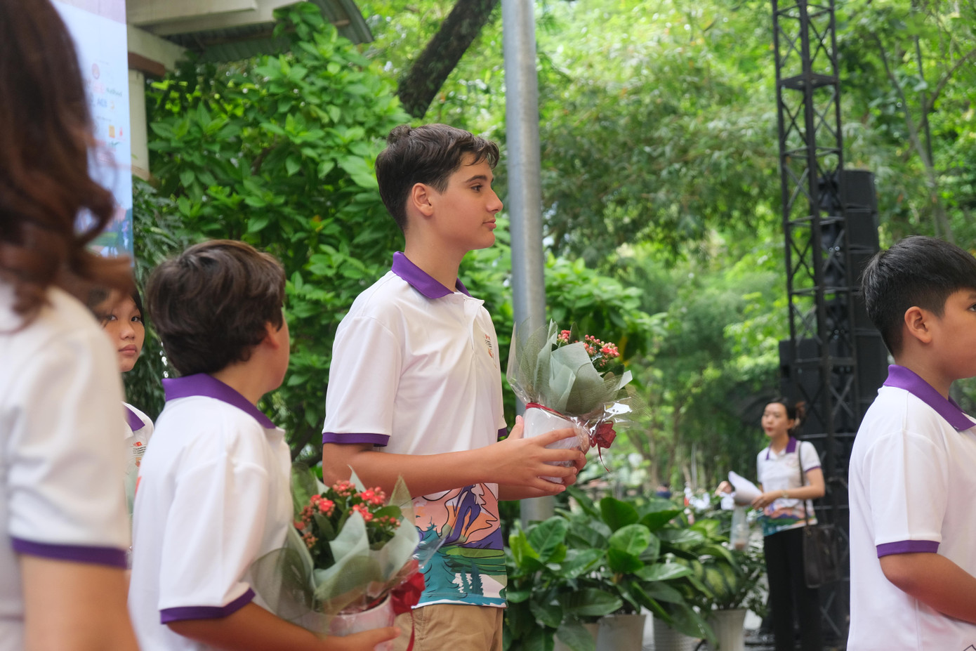 Đại biểu trao quà tặng các học sinh Việt Nam - Canada tiêu biểu. (Ảnh: Phú Quang) Đại biểu trao quà tặng các học sinh Việt Nam - Canada tiêu biểu. (Ảnh: Phú Quang)