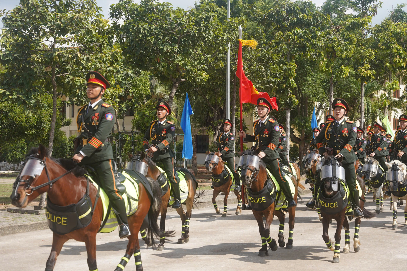 Trong khuôn khổ chuyến thăm của Bí thư T.Ư Đoàn, Đoàn Cảnh sát Cơ động Kỵ binh đã tổ chức phần trình luyện tập kỹ thuật đội hình, giới thiệu khả năng phối hợp giữa người và ngựa, thể hiện tâm thế sẵn sàng cho lễ diễu binh sắp tới. Trong khuôn khổ chuyến thăm của Bí thư T.Ư Đoàn, Đoàn Cảnh sát Cơ động Kỵ binh đã tổ chức phần trình luyện tập kỹ thuật đội hình, giới thiệu khả năng phối hợp giữa người và ngựa, thể hiện tâm thế sẵn sàng cho lễ diễu binh sắp tới.