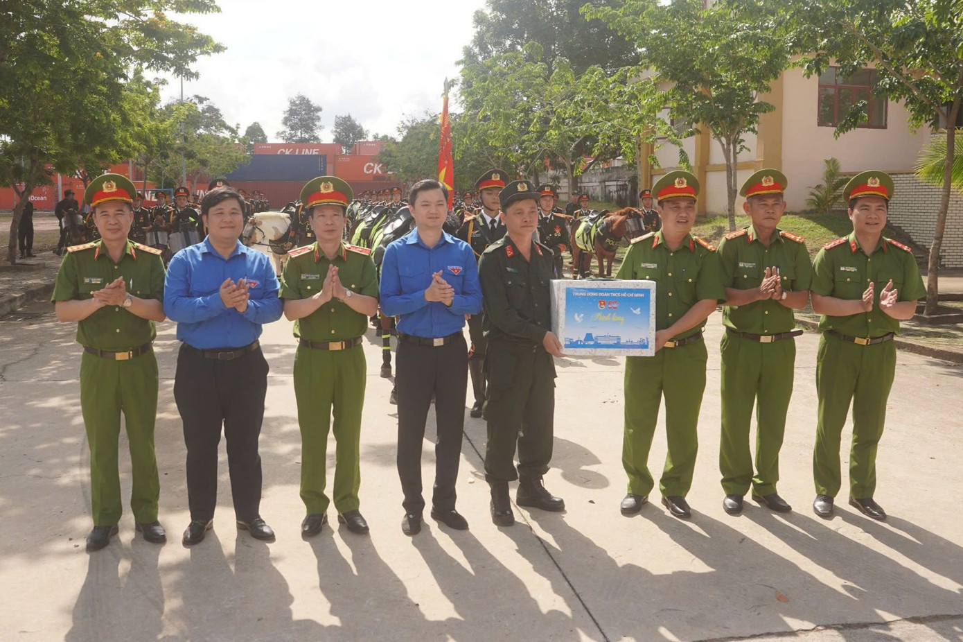 Đoàn công tác T.Ư Đoàn tặng quà cán bộ, chiến sĩ Đoàn Cảnh sát Cơ động Kỵ binh. Đoàn công tác T.Ư Đoàn tặng quà cán bộ, chiến sĩ Đoàn Cảnh sát Cơ động Kỵ binh.