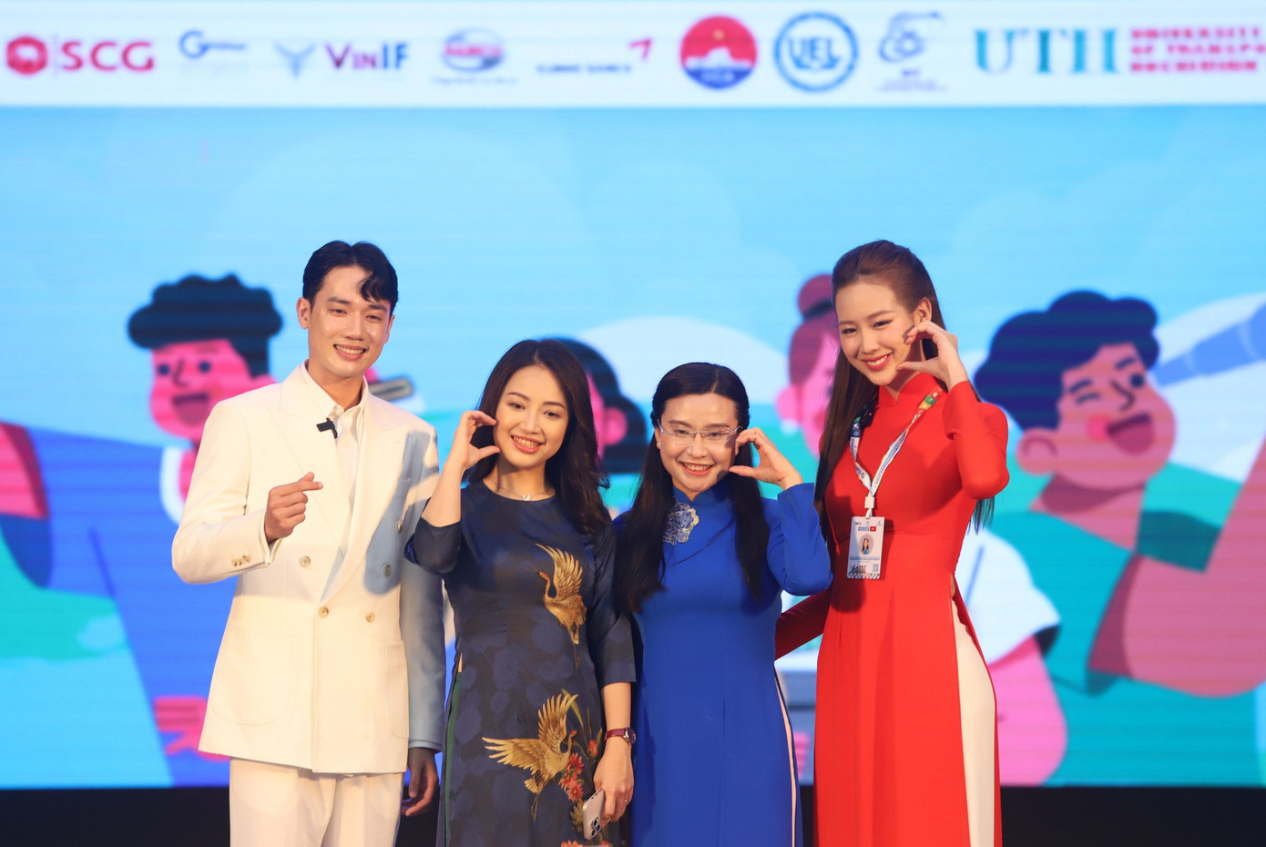 Chị Nguyễn Phạm Duy Trang, Hoa hậu Lê Nguyễn Bảo Ngọc , Á vương Minh Toại có mặt tại lễ khai mạc. Ảnh: Ngô Tùng