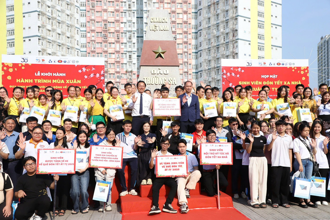 Món quà tiếp thêm động lực tinh thần và san sẻ phần nào những khó khăn của các bạn sinh viên. Ảnh: Ngô Tùng