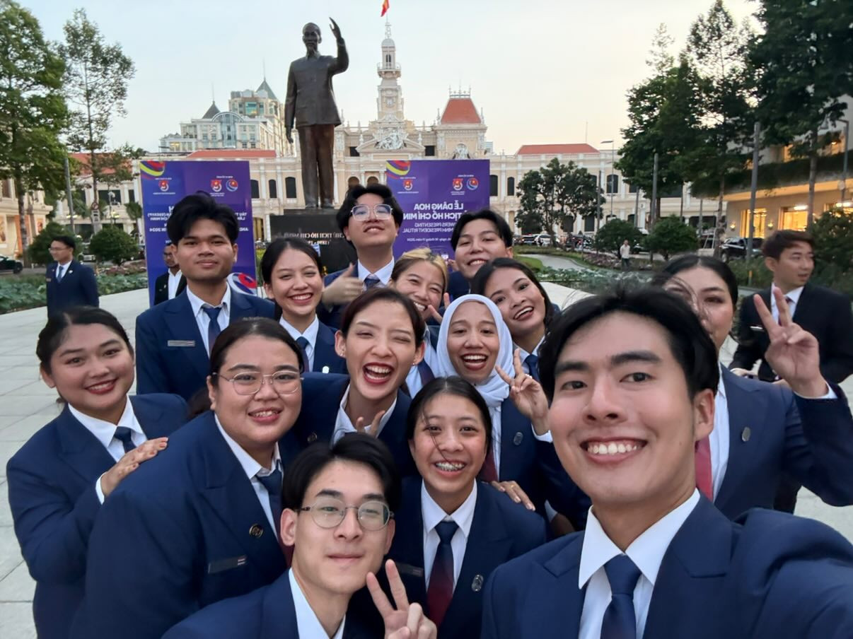 Đoàn đại biểu Thái Lan check-in tại phố đi bộ Nguyễn Huệ.