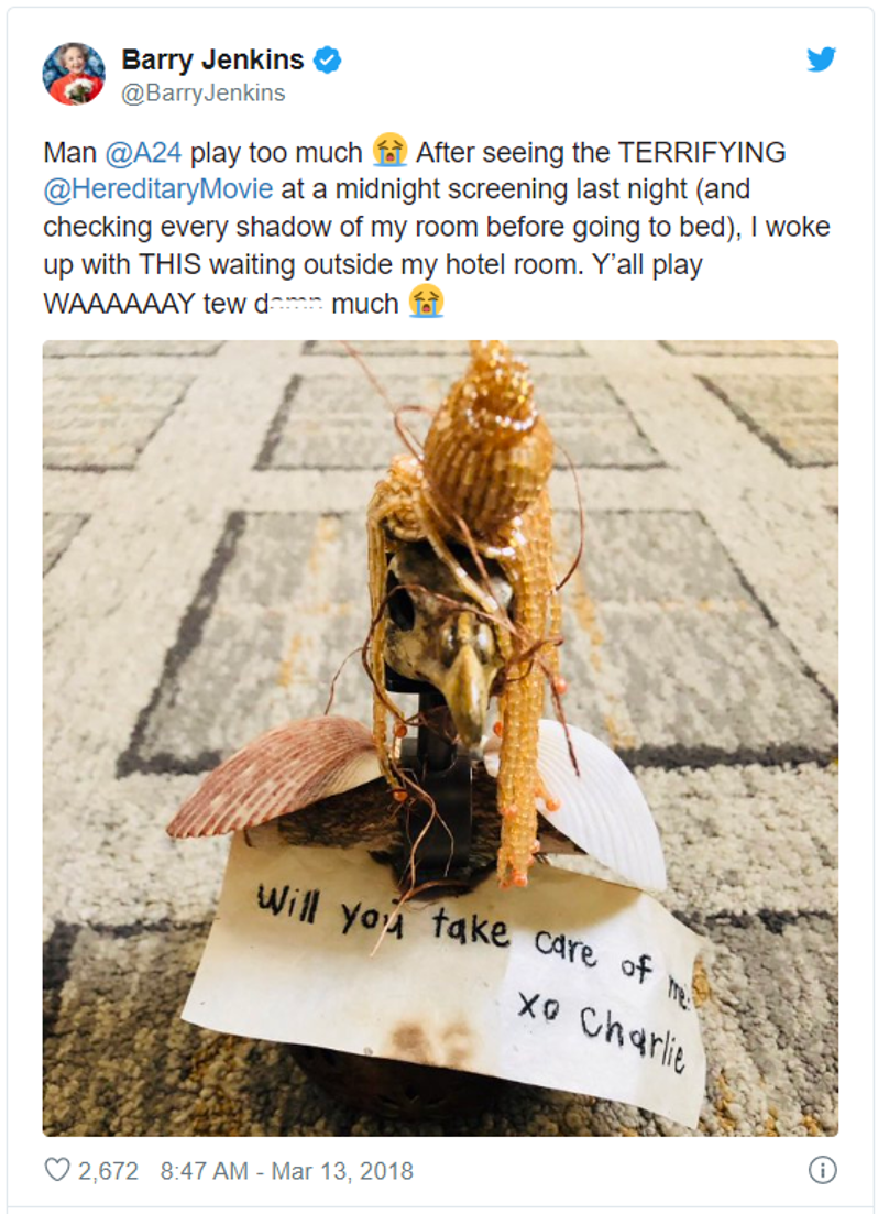 Còn đây là món quà từ đội ngũ phim Hereditary (2018) gửi đến đạo diễn Barry Jenkins. Vị đạo diễn từng thắng giải Oscar với phim Moonlight đã không giấu nổi sự phấn khích và lập tức chia sẻ lên trang cá nhân: "Xem xong Hereditary lúc nửa đêm, tôi đã rất sợ hãi và phải kiểm tra thật kỹ mọi ngóc ngách trong phòng khách sạn mới yên tâm đi ngủ được. Thức dậy sáng hôm sau tôi sợ chết khiếp khi phát hiện con búp bê này đang đứng trước cửa phòng. Không thể ngờ A24 chơi dị đến như vậy".